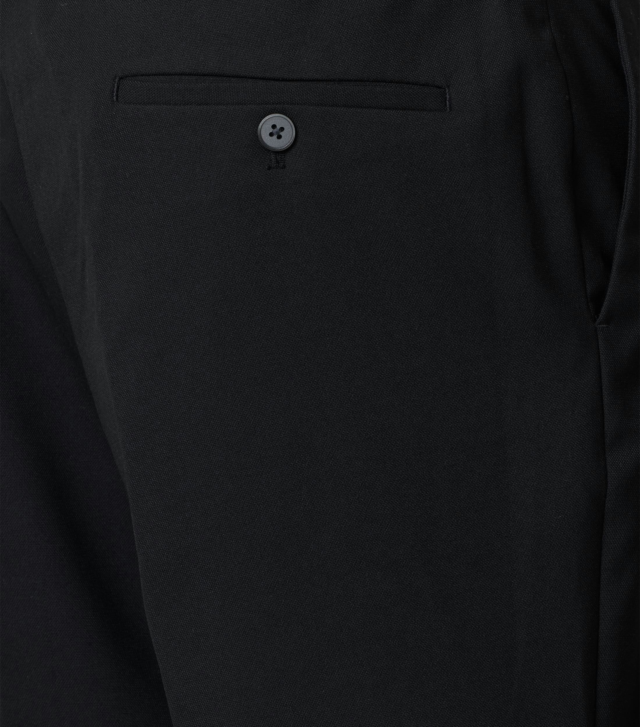 Eine Chino im uni Muster in der Farbe Schwarz