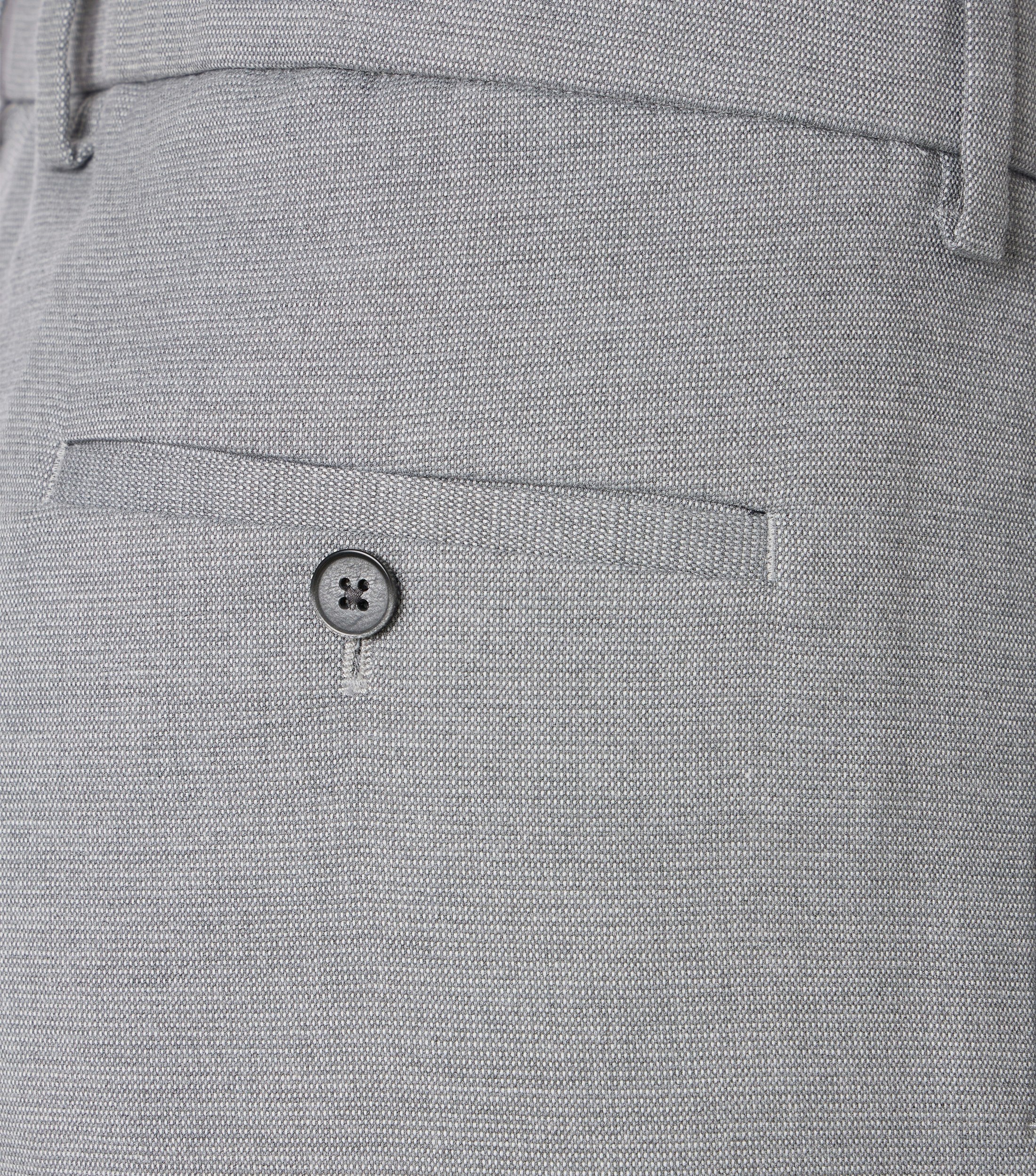 Eine Chino im uni Muster in der Farbe 700 silber