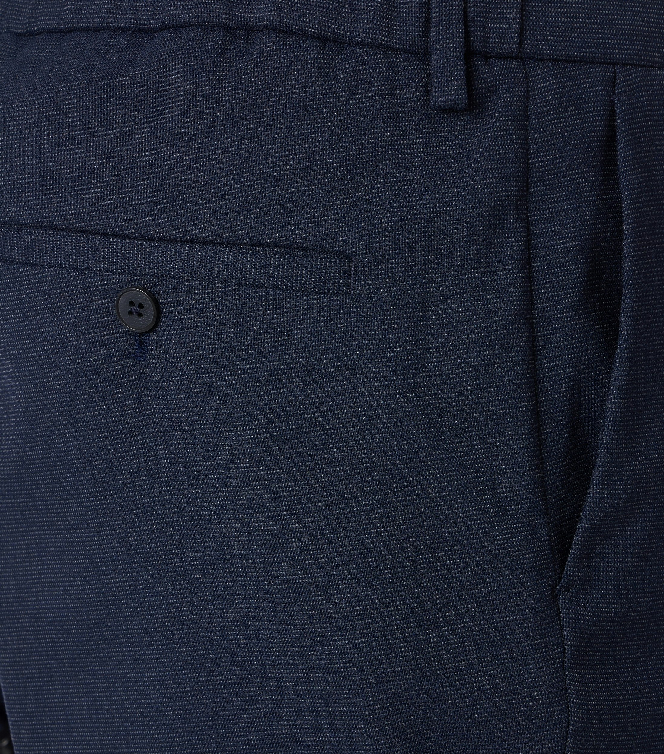 Eine Chino im uni Muster in der Farbe 108 blau