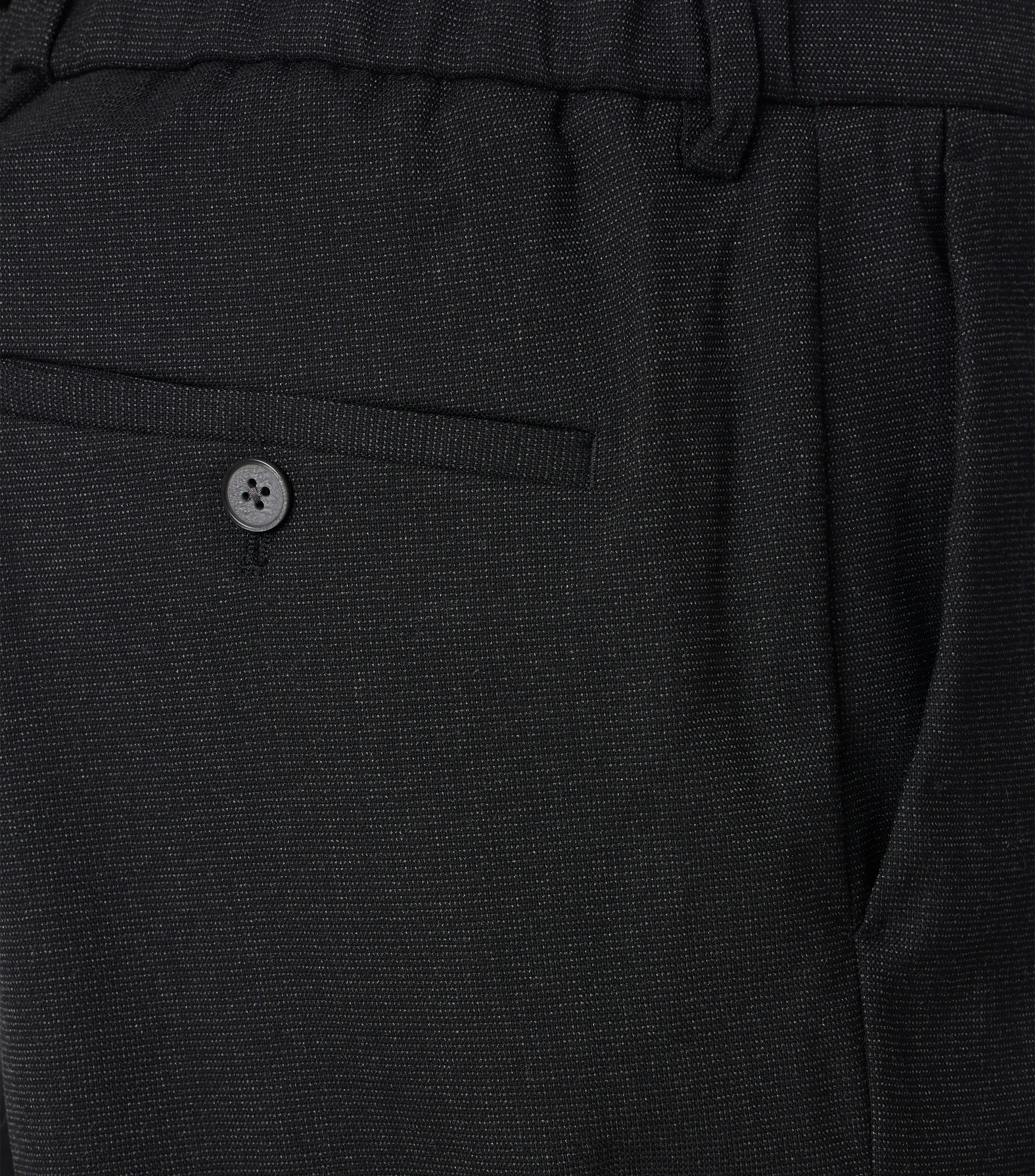 Ein Hose im uni Muster in der Farbe Schwarz