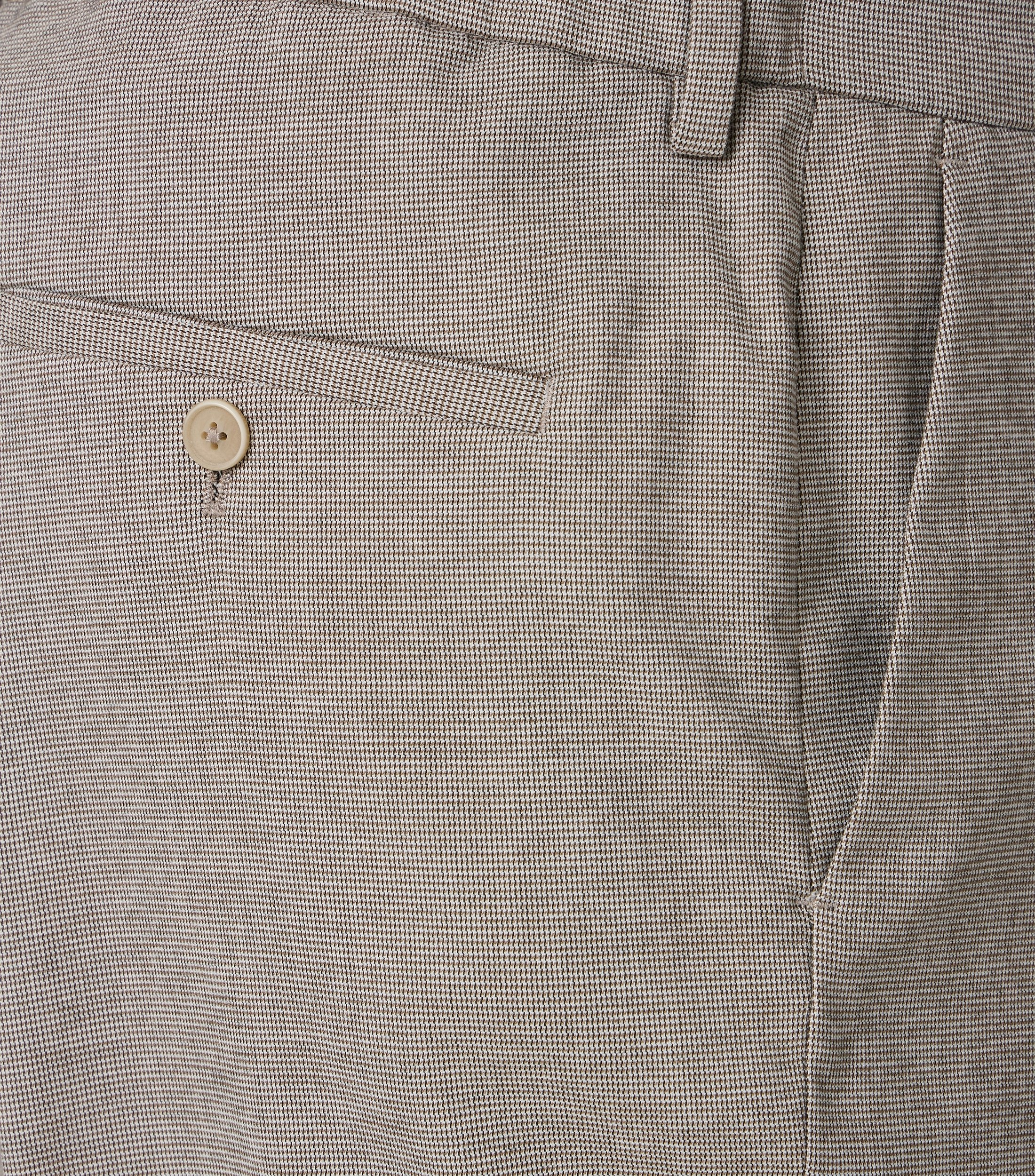 Ein Hose im uni Muster in der Farbe Beige