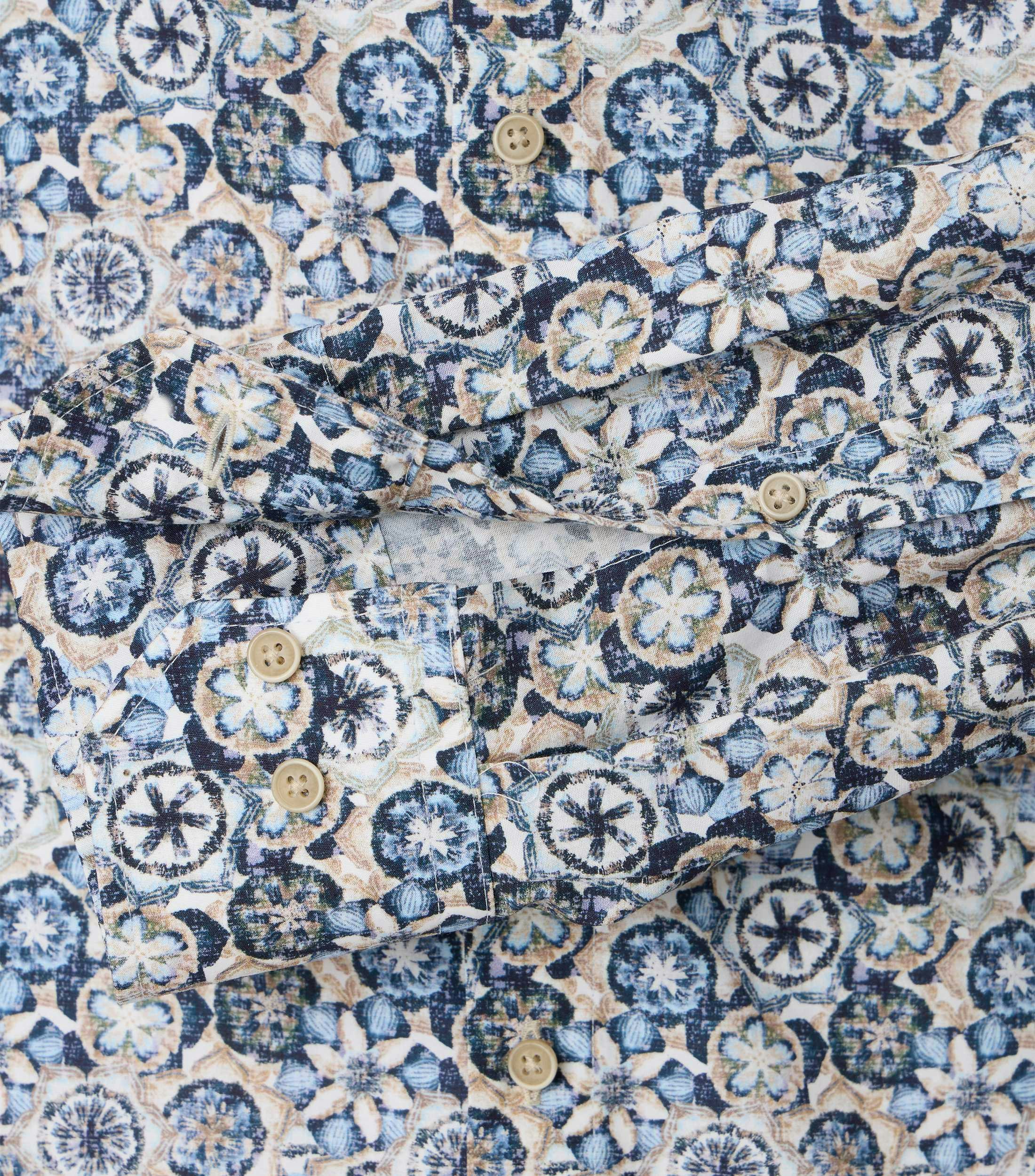 Das Model trägt ein Businesshemd im Print Muster in der Farbe Blau