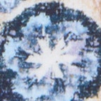 Das Model trägt ein Businesshemd im Print Muster in der Farbe Blau