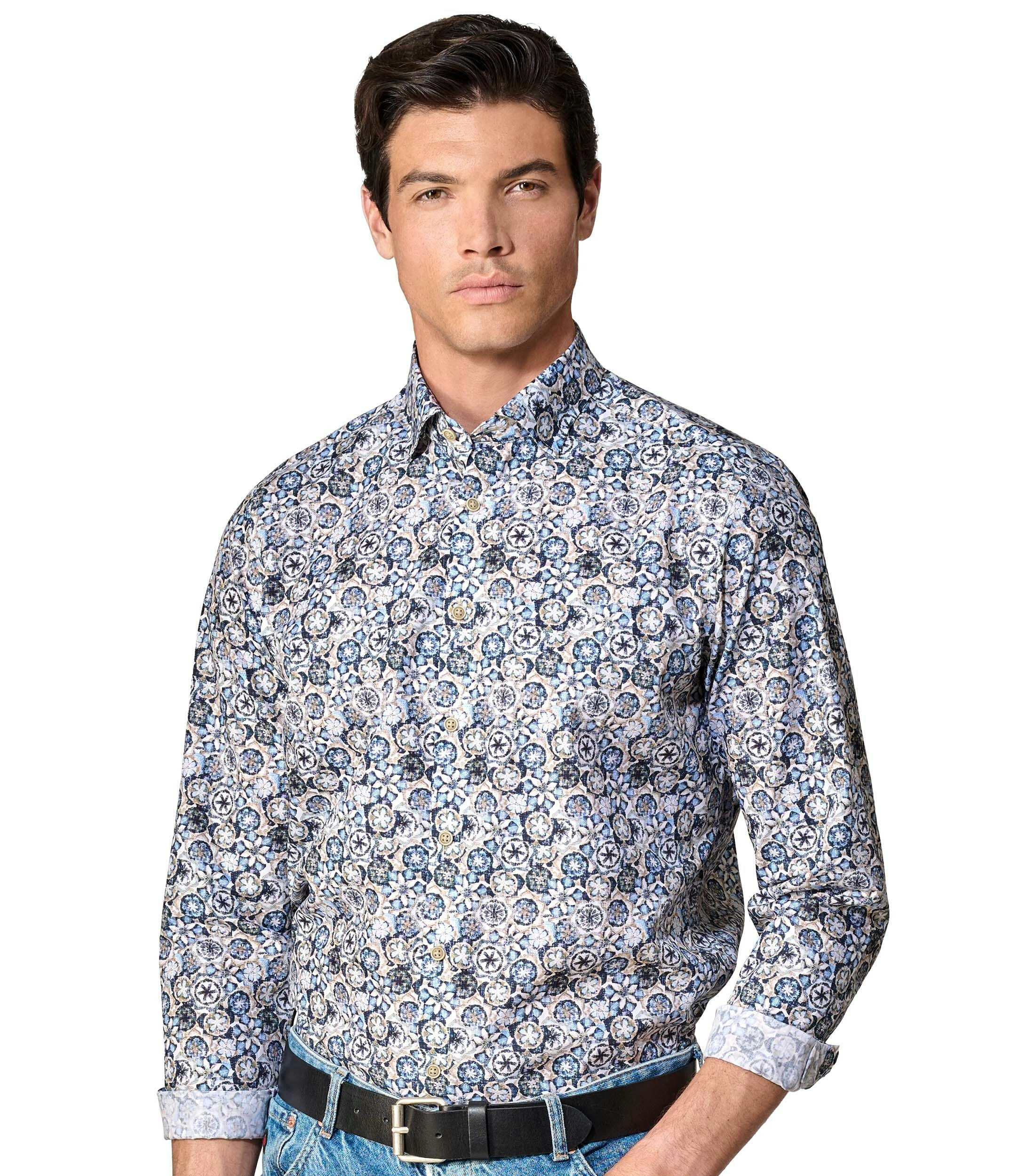 Das Model trägt ein Businesshemd im Print Muster in der Farbe Blau