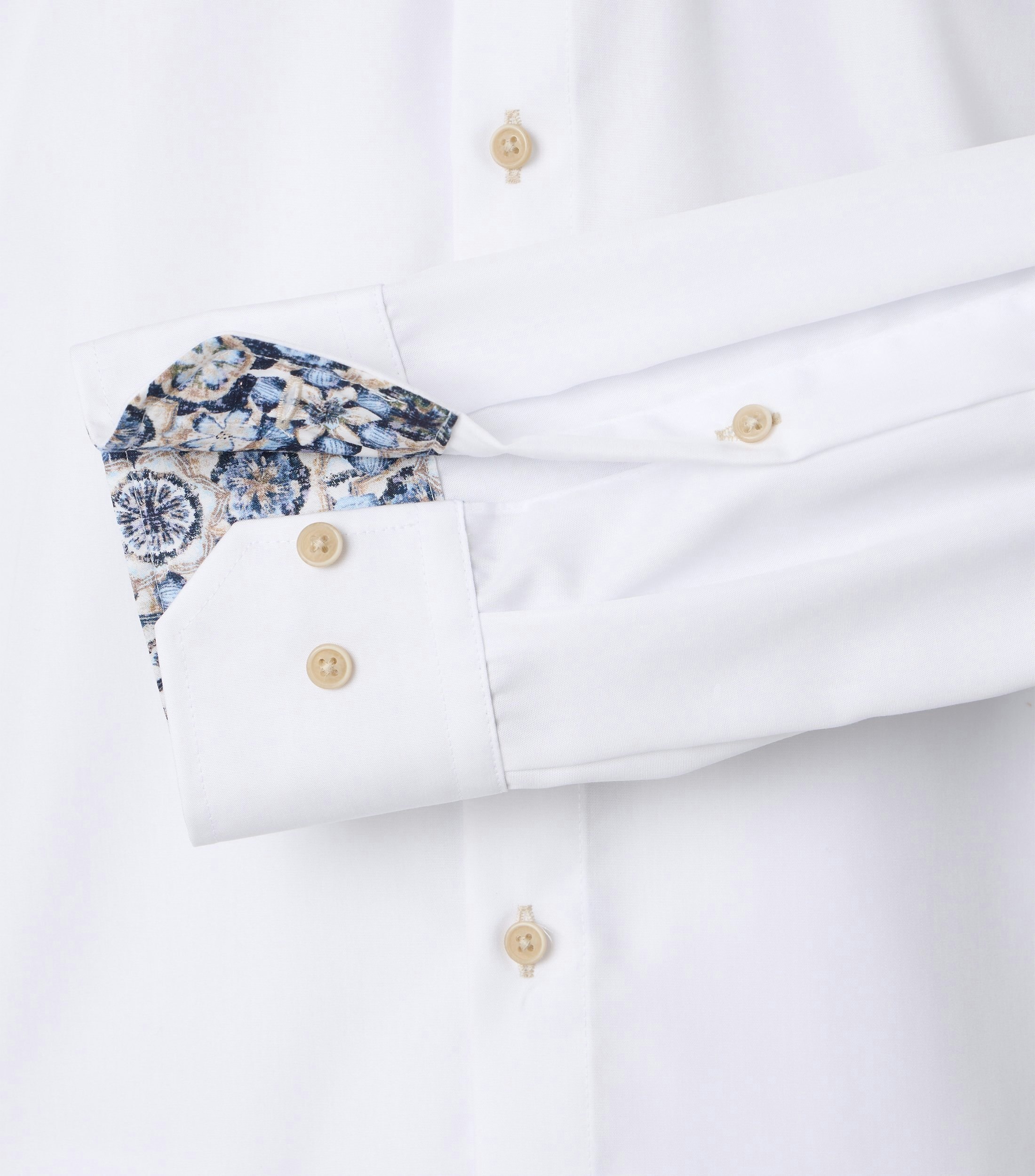 Das Model trägt ein Businesshemd im uni Muster in der Farbe Weiß