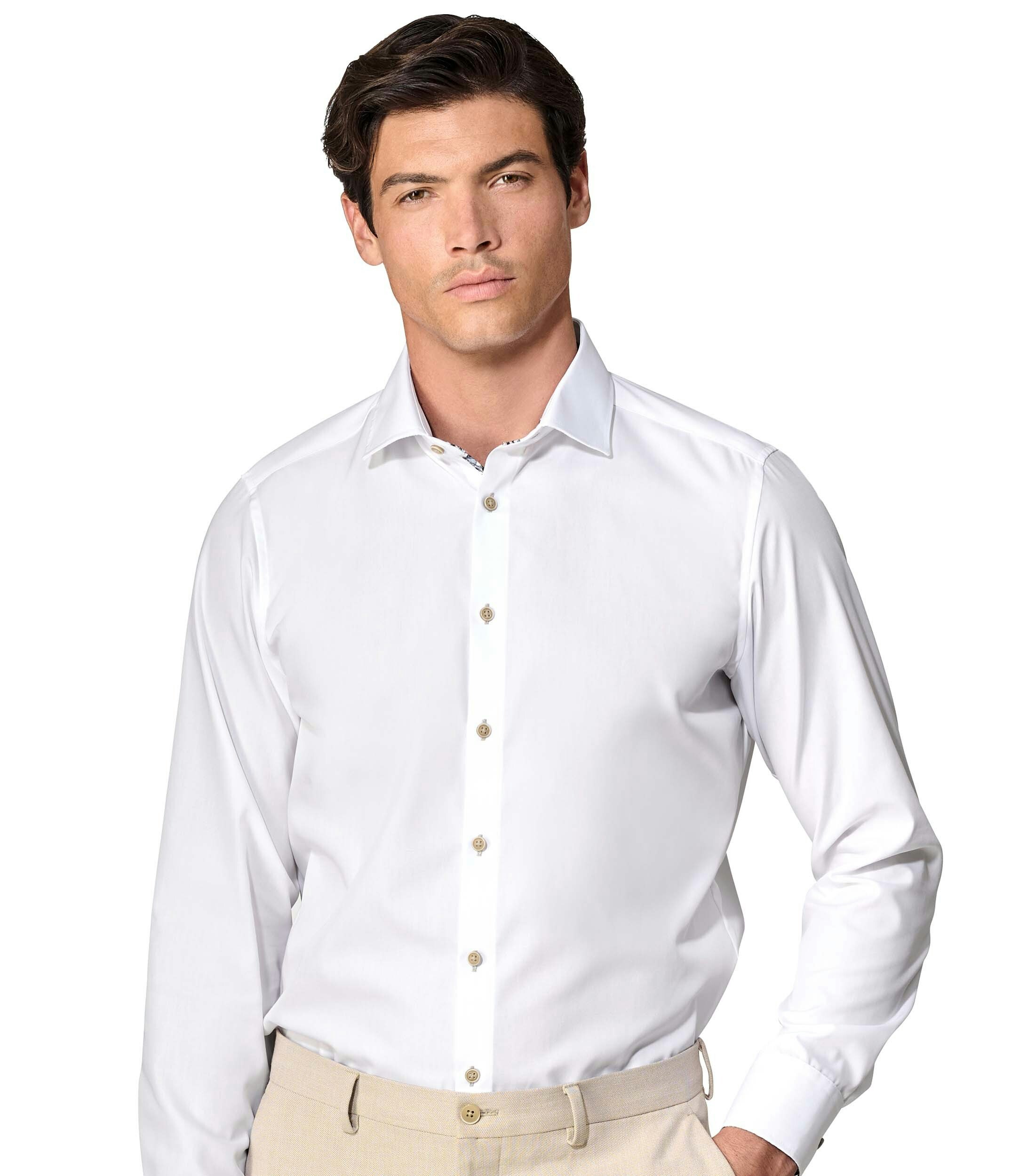 Das Model trägt ein Businesshemd im uni Muster in der Farbe Weiß