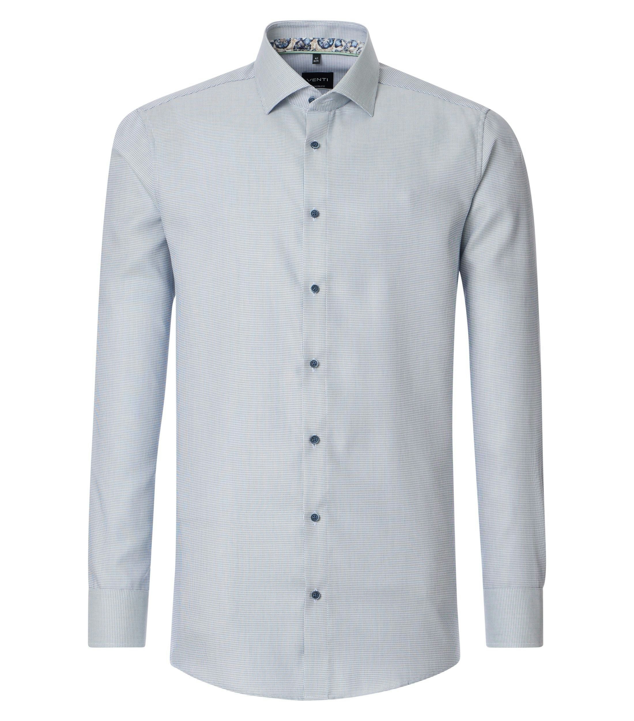 Das Model trägt ein Businesshemd im uni Muster in der Farbe helles Himmelblau