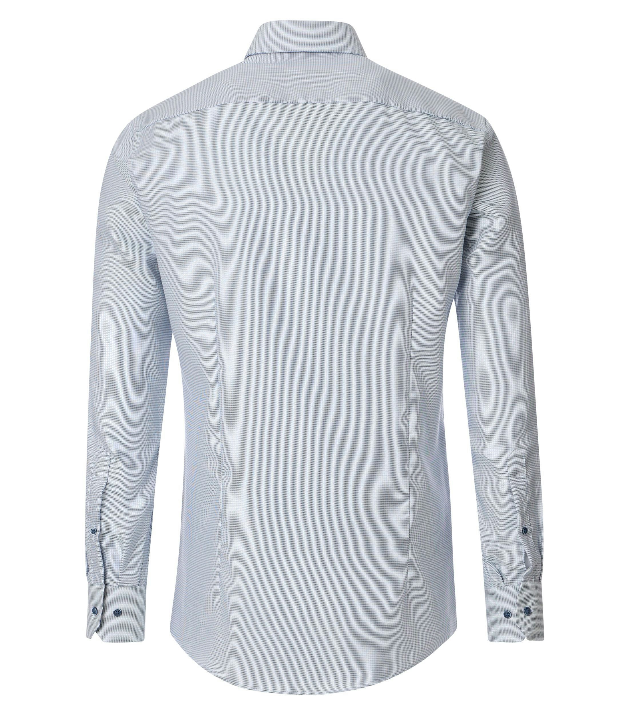 Das Model trägt ein Businesshemd im uni Muster in der Farbe helles Himmelblau