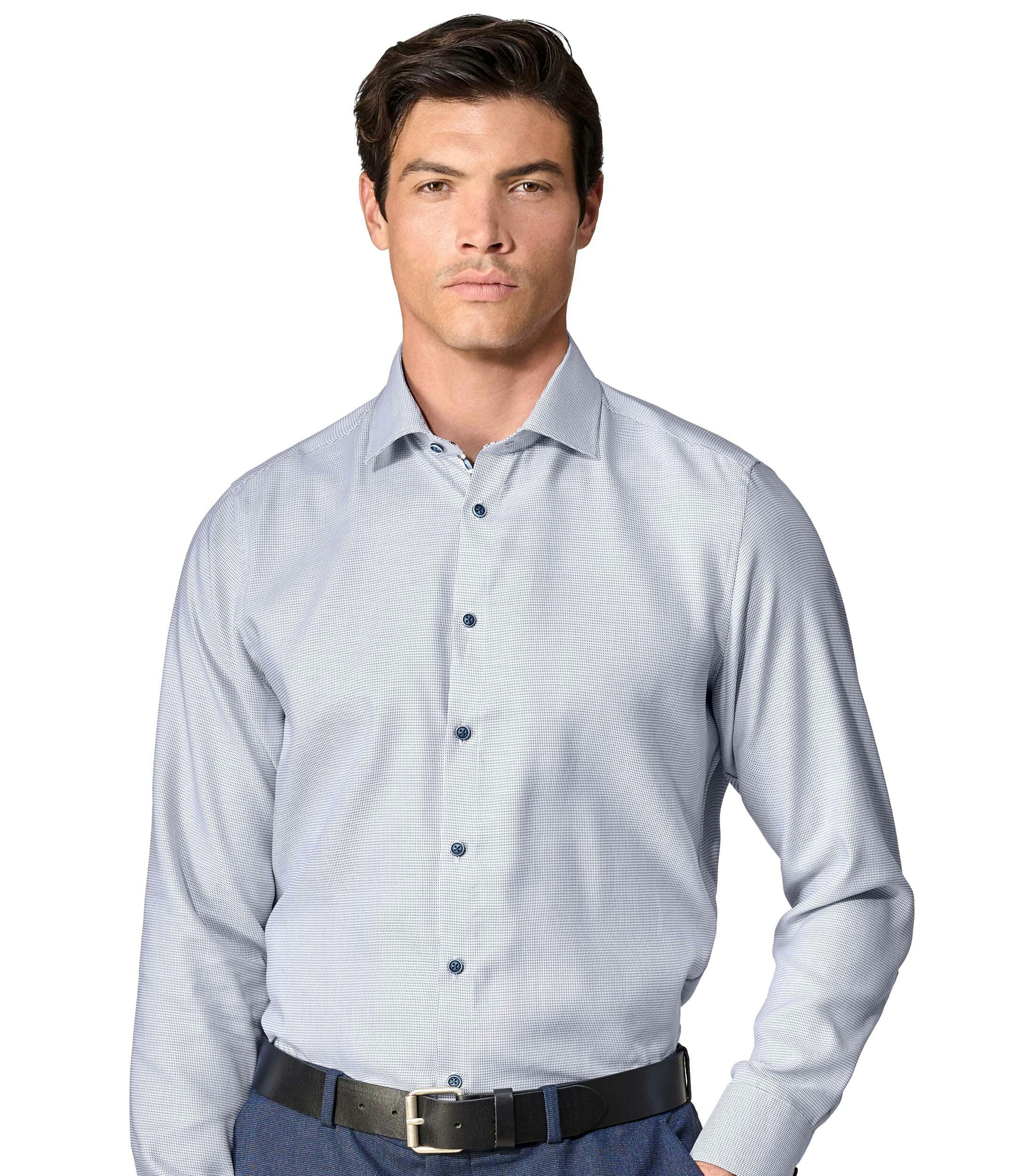 Das Model trägt ein Businesshemd im uni Muster in der Farbe helles Himmelblau