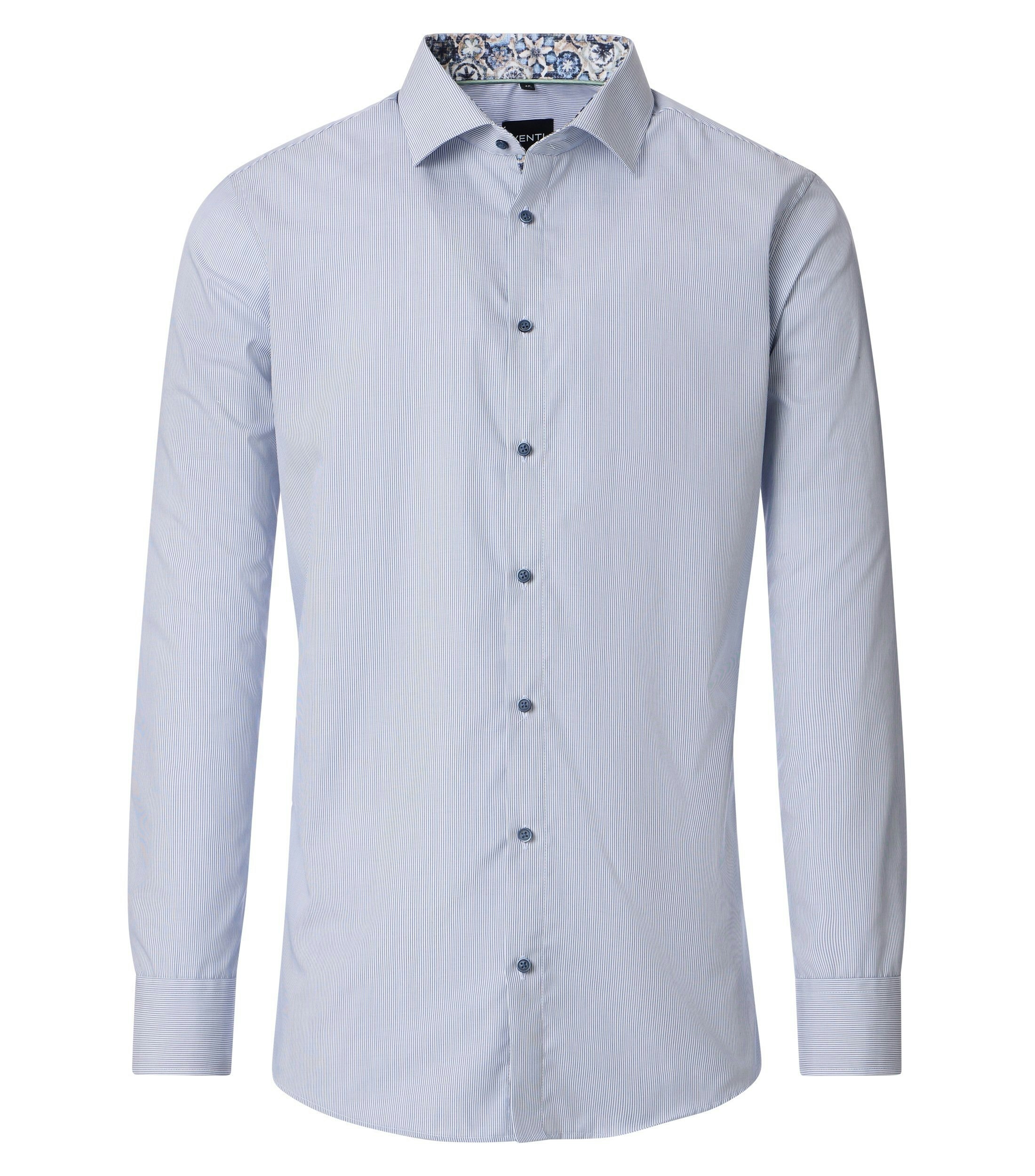 Das Model trägt ein Businesshemd im gestreift Muster in der Farbe Hellblau