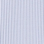 Das Model trägt ein Businesshemd im gestreift Muster in der Farbe Hellblau