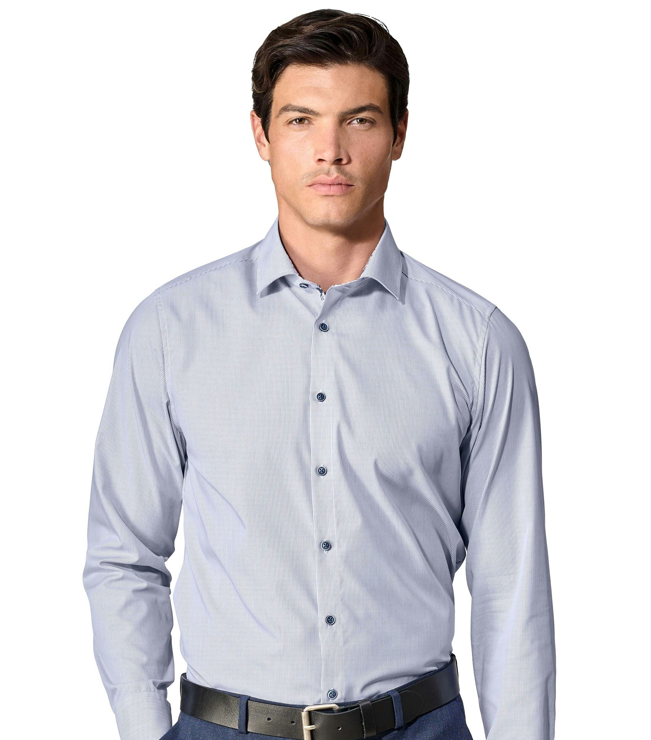 Das Model trägt ein Businesshemd im gestreift Muster in der Farbe Hellblau