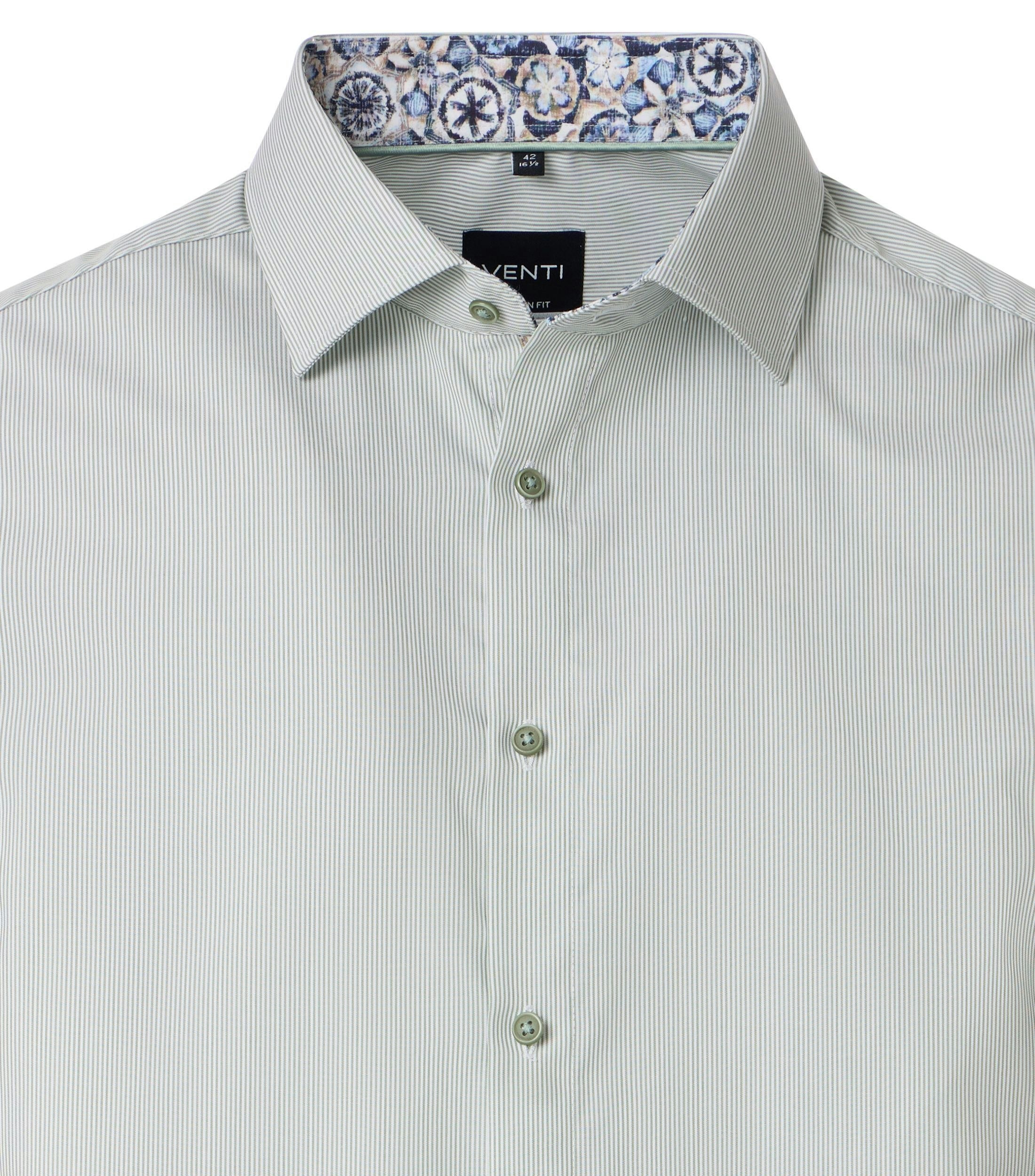 Das Model trägt ein Businesshemd im gestreift Muster in der Farbe Hellgrün