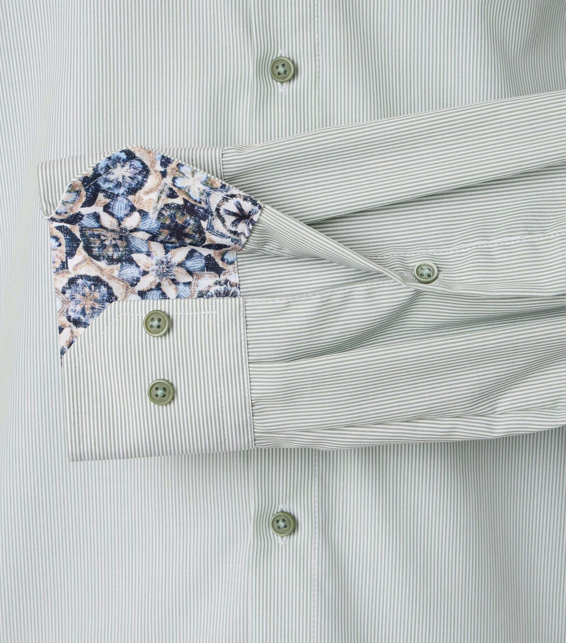 Das Model trägt ein Businesshemd im gestreift Muster in der Farbe Hellgrün
