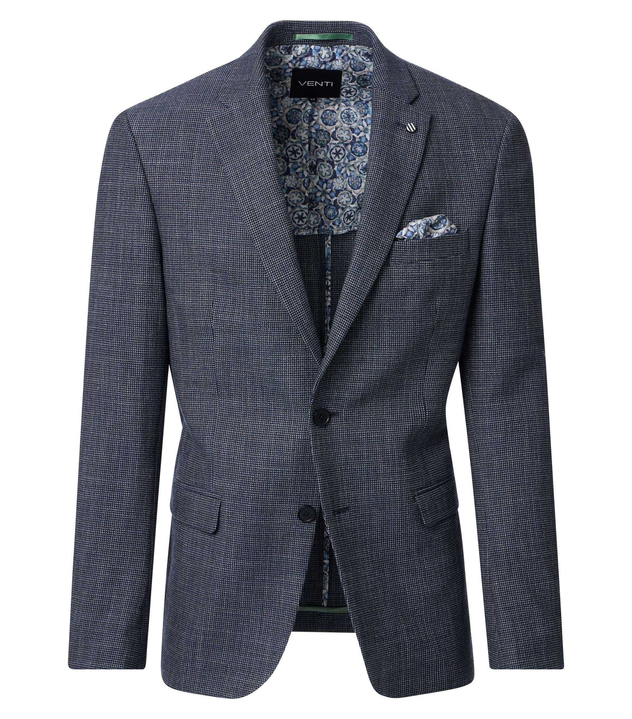 Das Model trägt ein Sakko im uni Muster in der Farbe Dunkelblau
