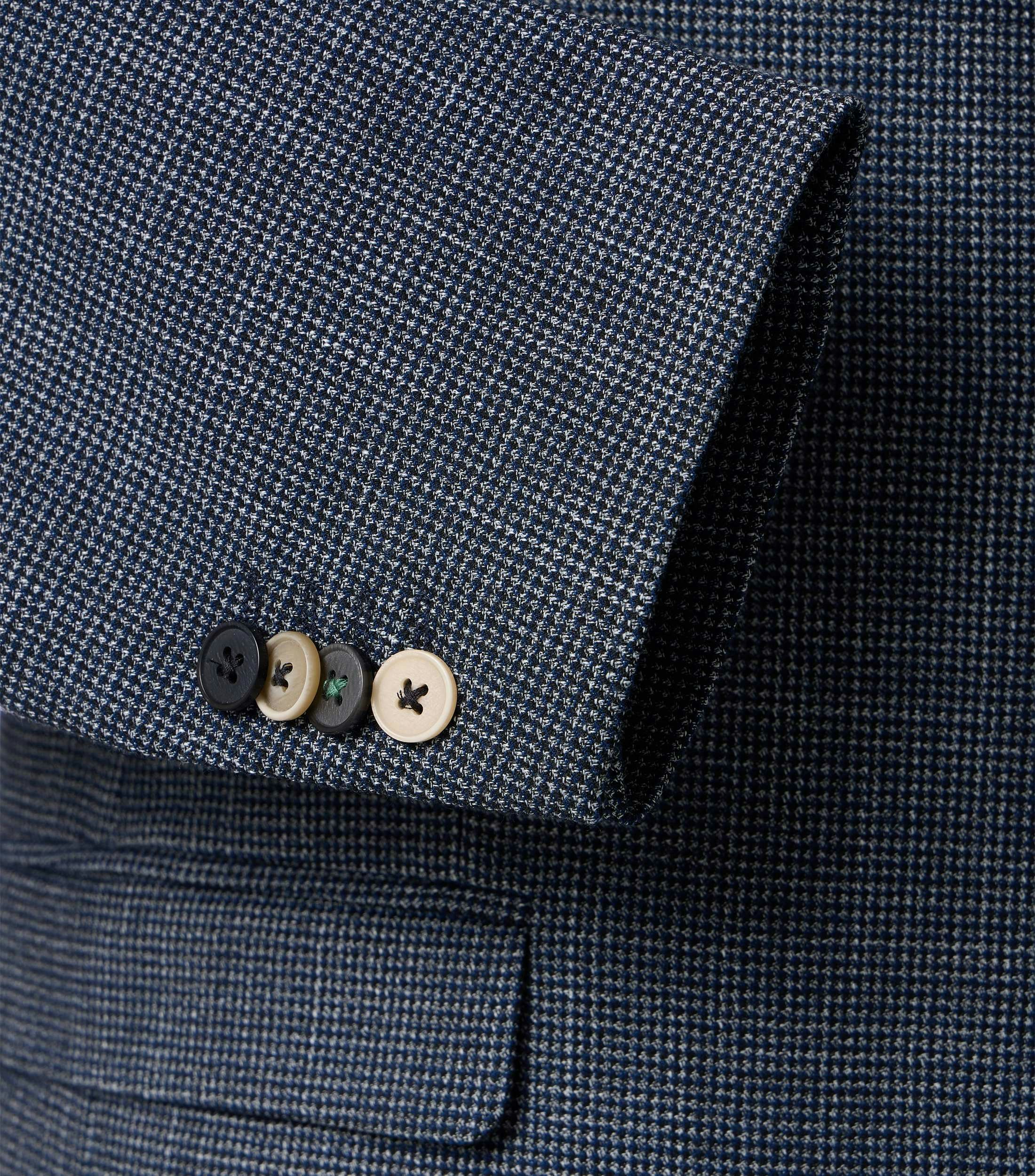 Das Model trägt ein Sakko im uni Muster in der Farbe Dunkelblau