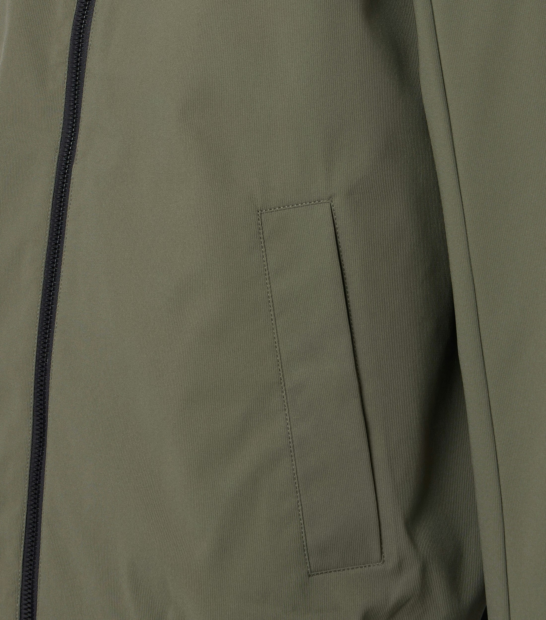 Ein Jacke im uni Muster in der Farbe Grün