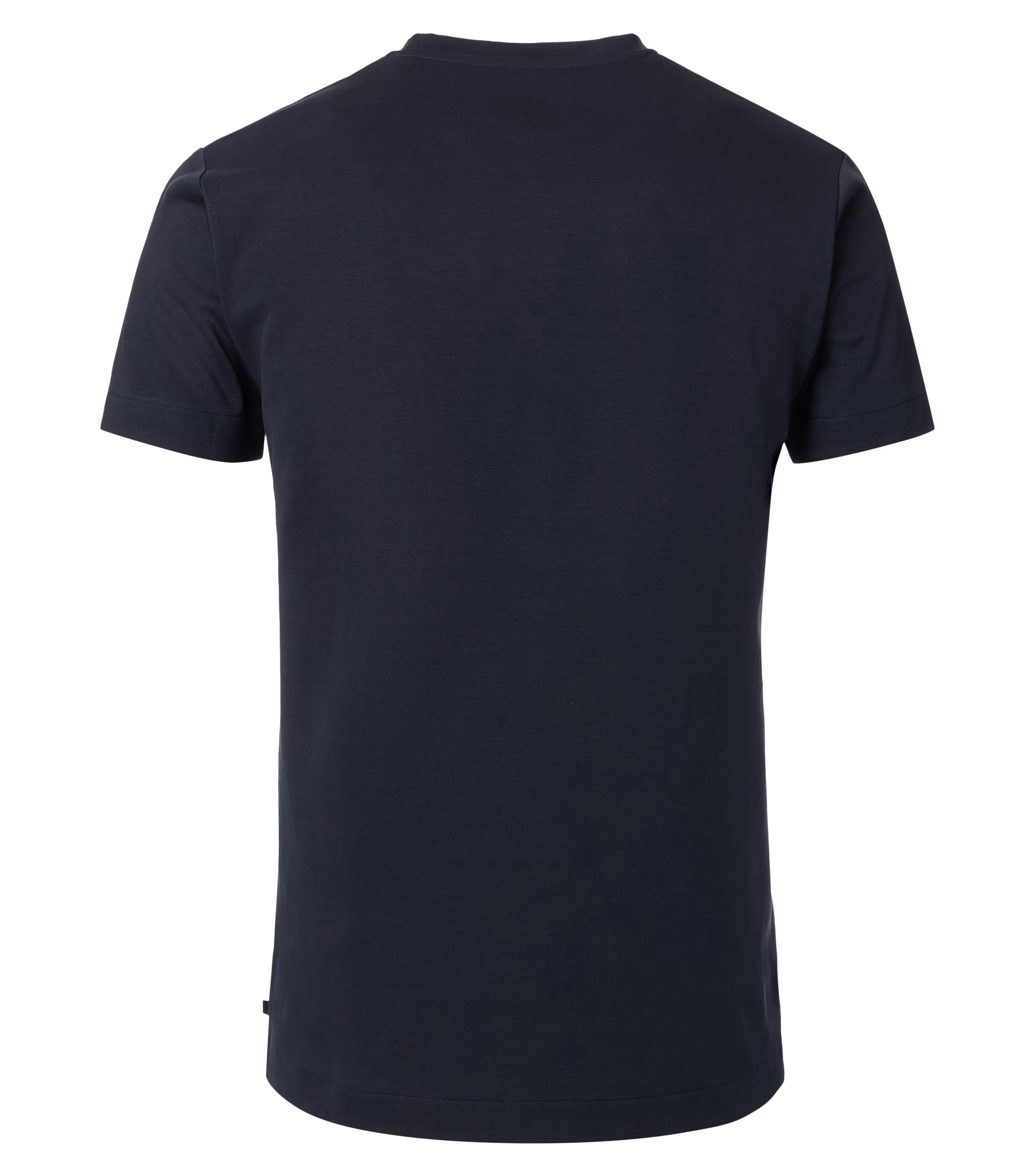 Das Model trägt ein TShirt im uni Muster in der Farbe Blau