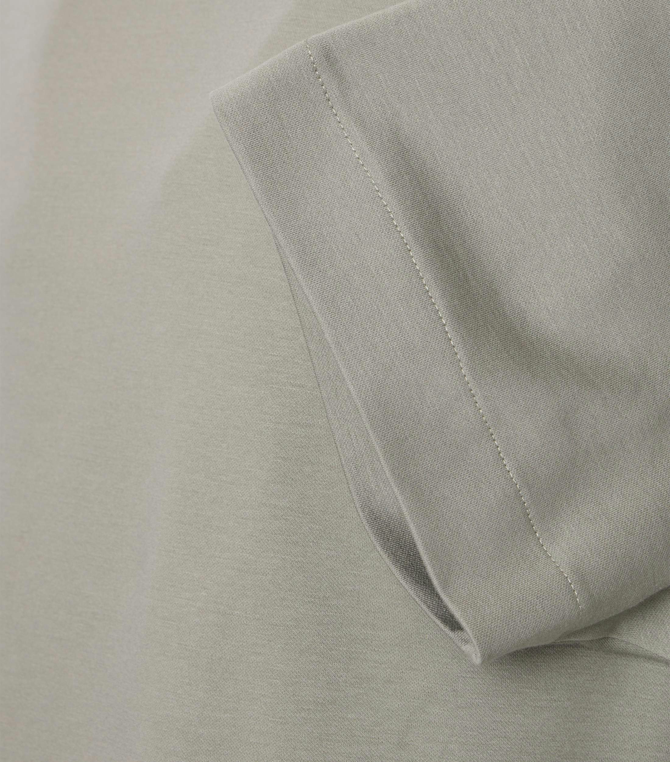 Ein T-Shirt im uni Muster in der Farbe Hellgrün