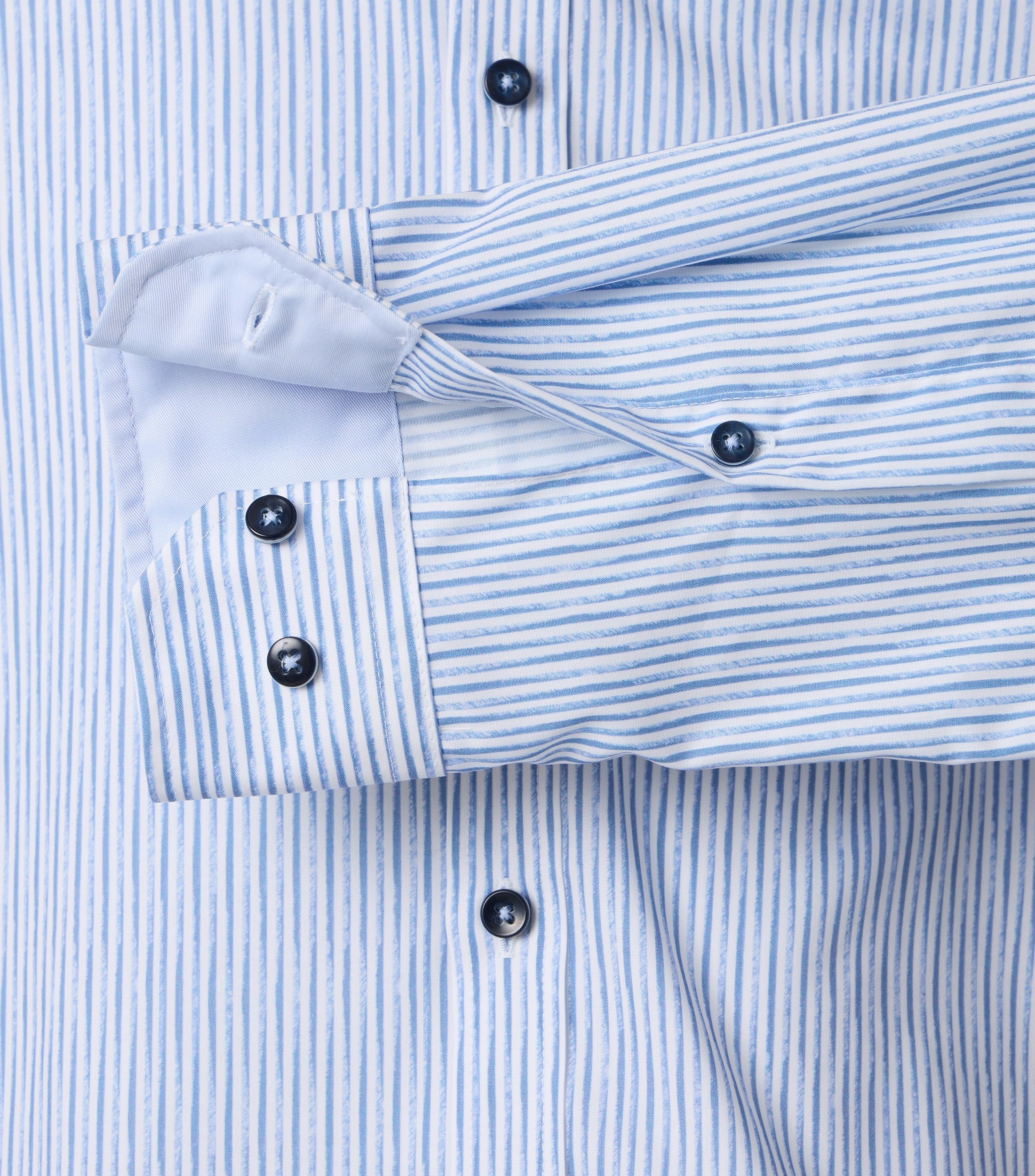 Ein Businesshemd im gestreift Muster in der Farbe Hellblau