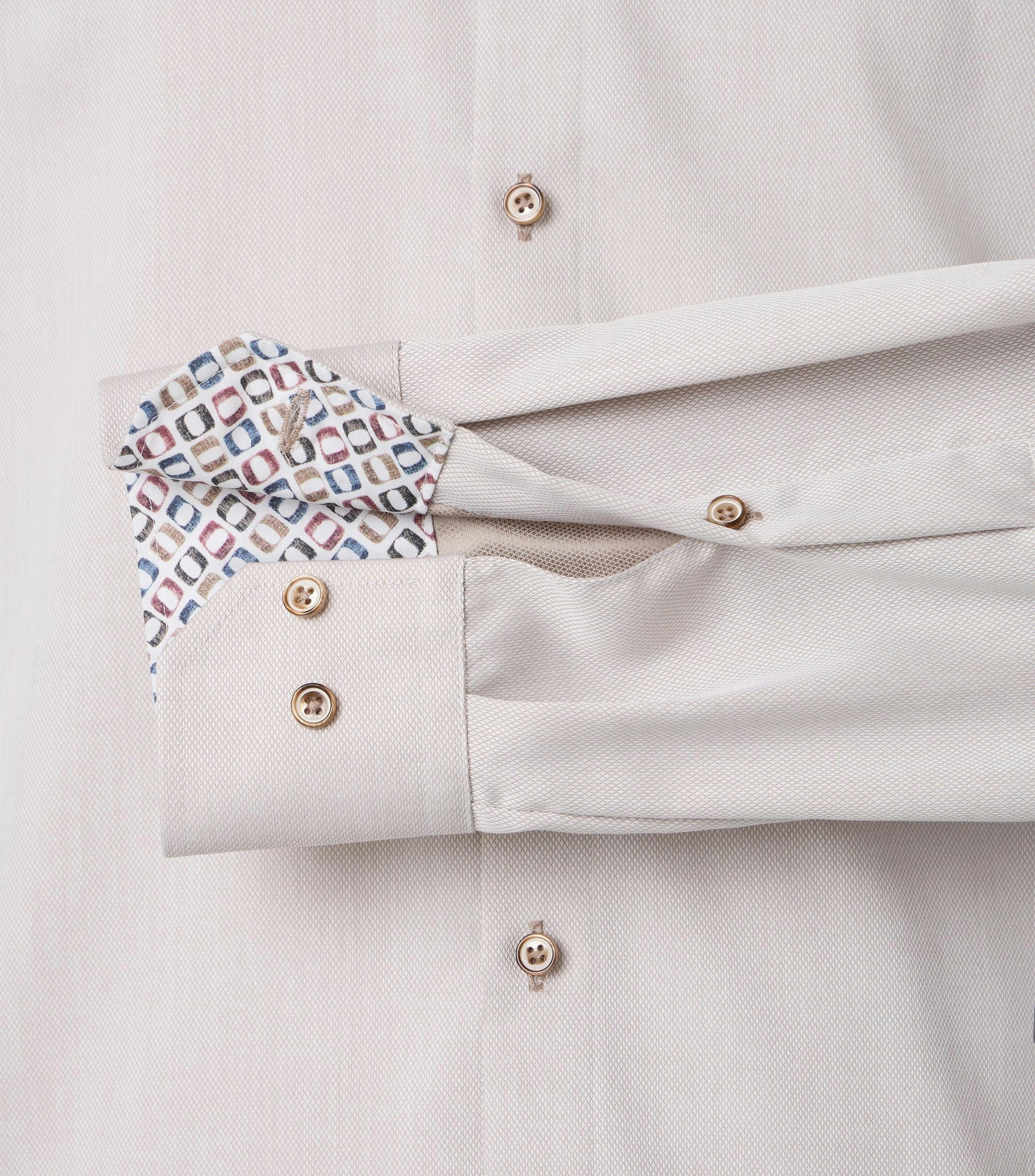 Ein Businesshemd im uni Muster in der Farbe Beige