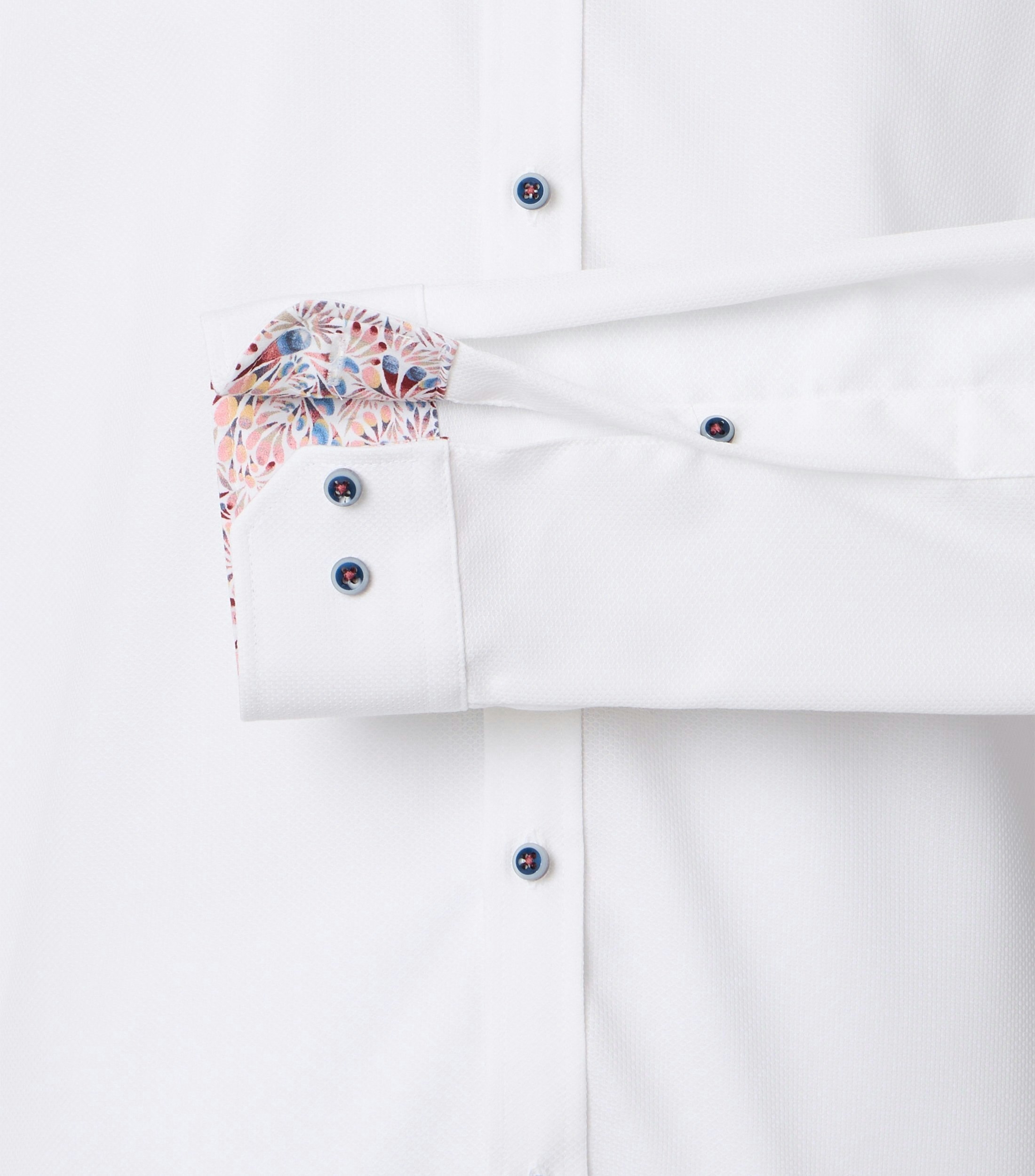 Ein Businesshemd im uni Muster in der Farbe Weiß