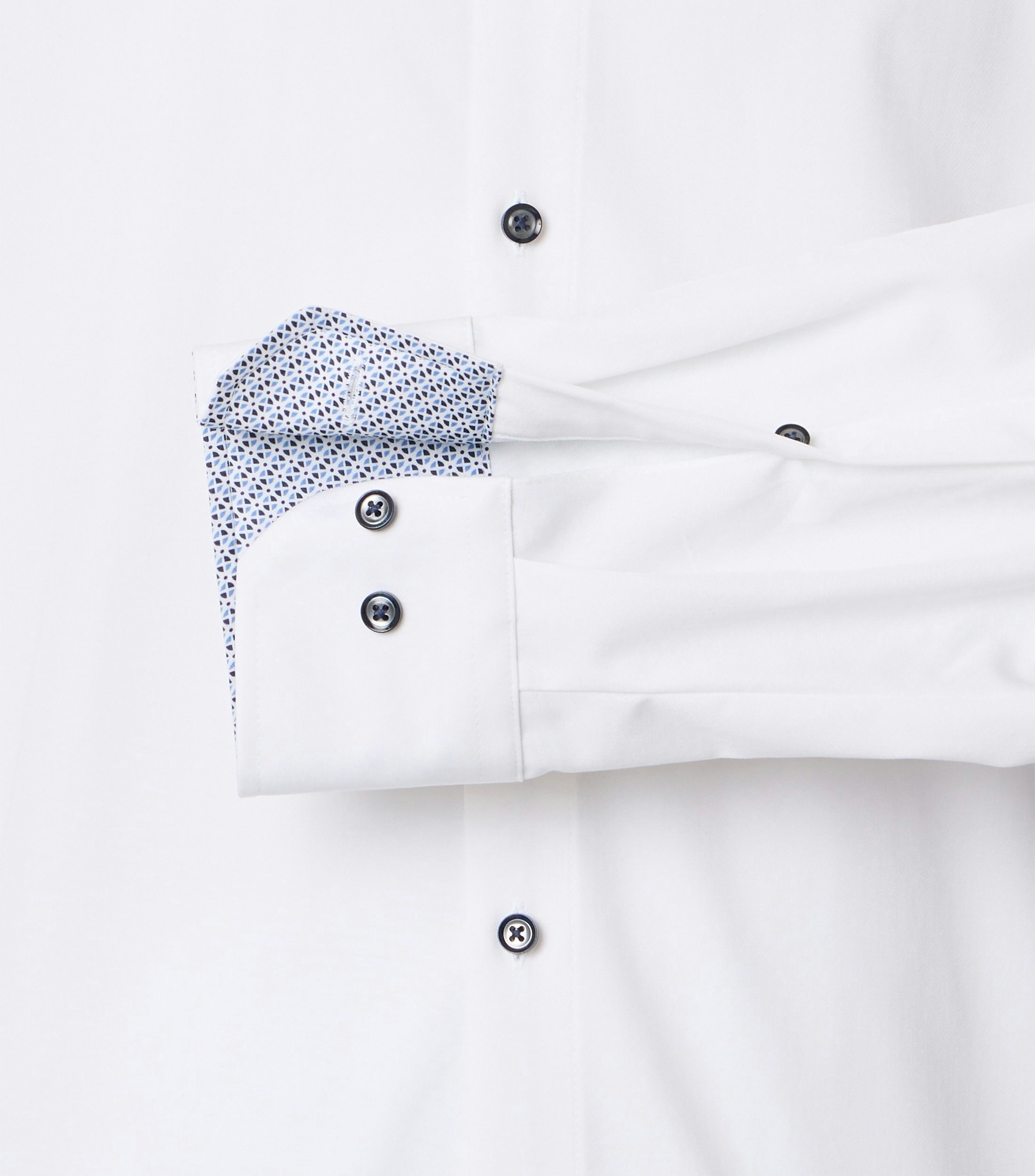 Ein Businesshemd im uni Muster in der Farbe Weiß