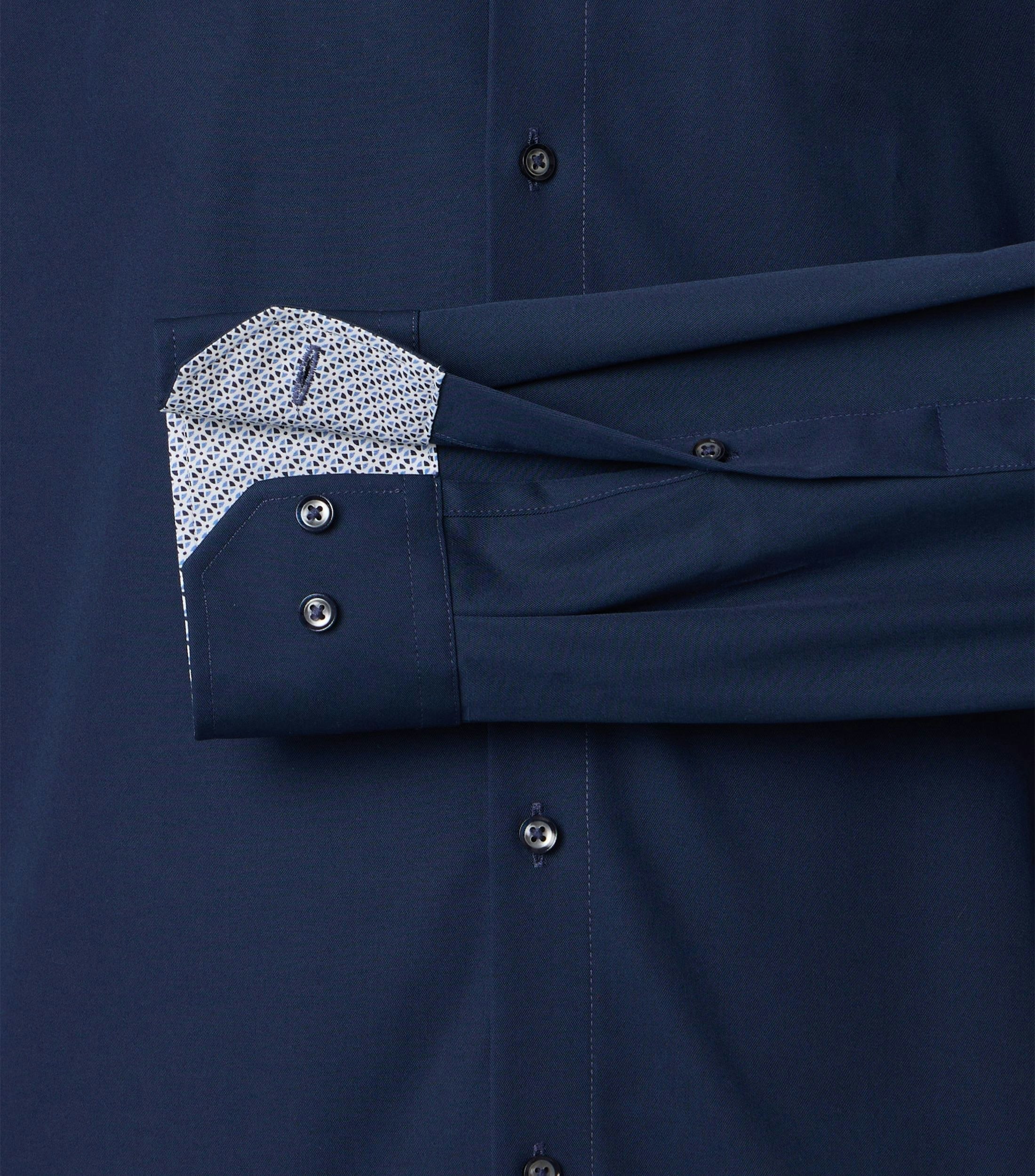 Ein Businesshemd im uni Muster in der Farbe Dunkelblau