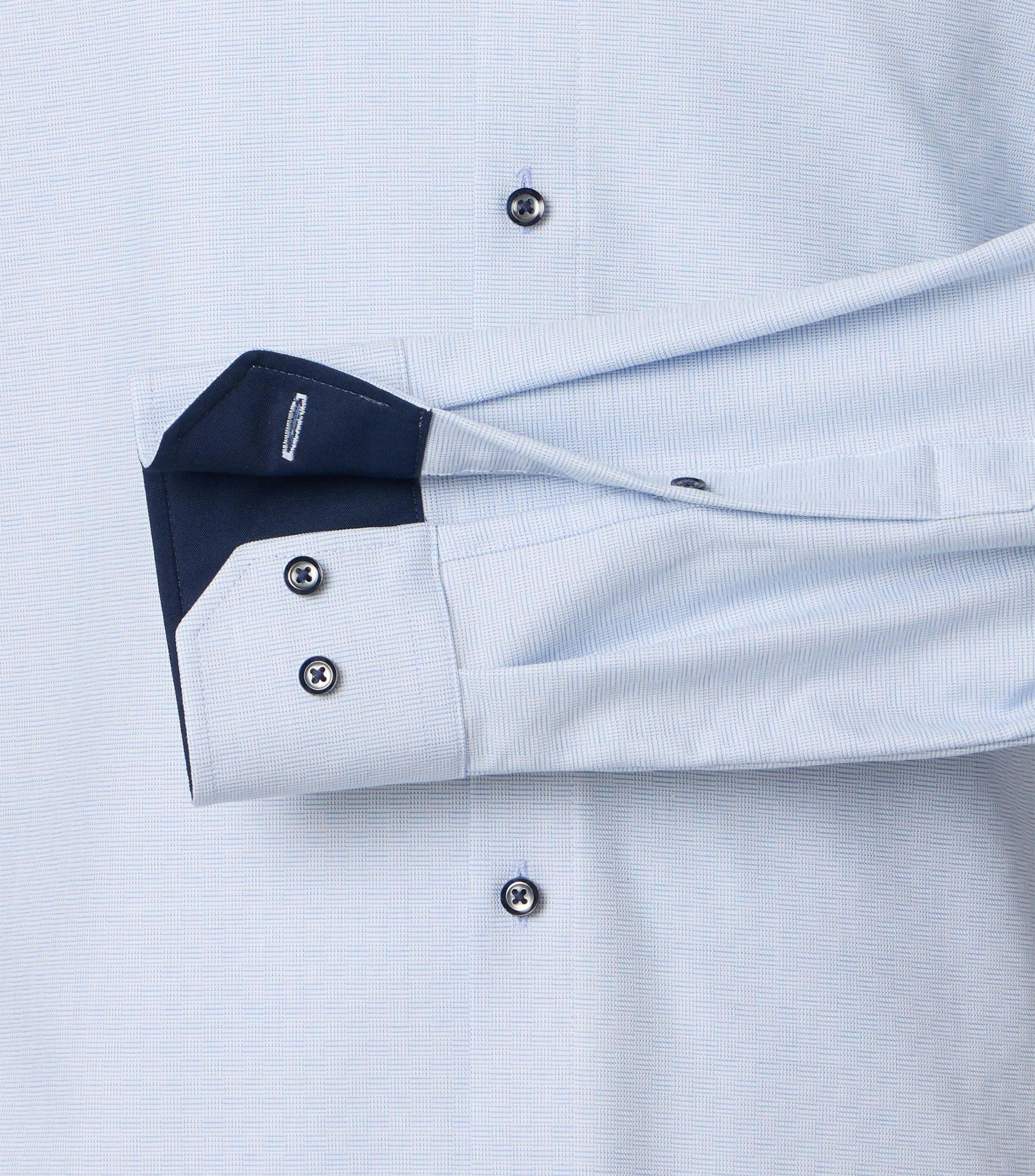 Ein Businesshemd im uni Muster in der Farbe Hellblau