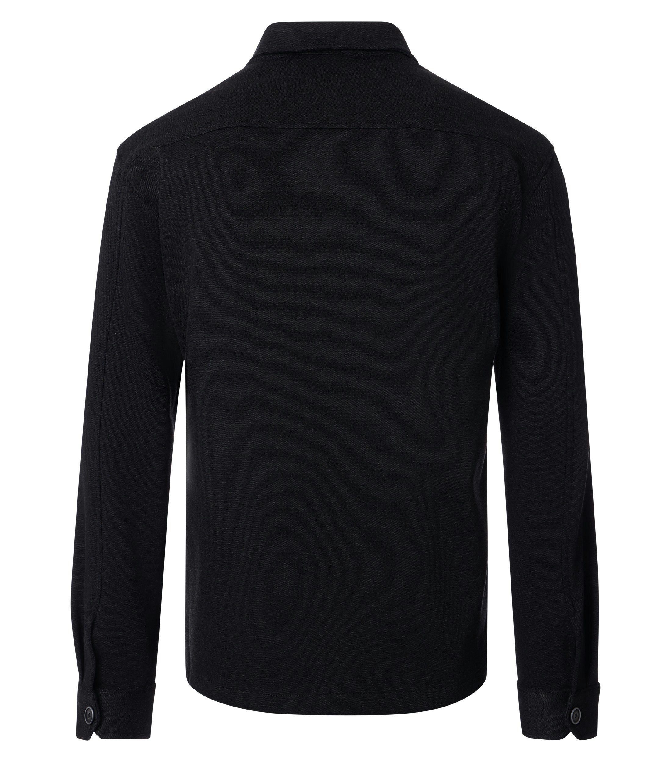 Das Model trägt ein Businesshemd im uni Muster in der Farbe Schwarz