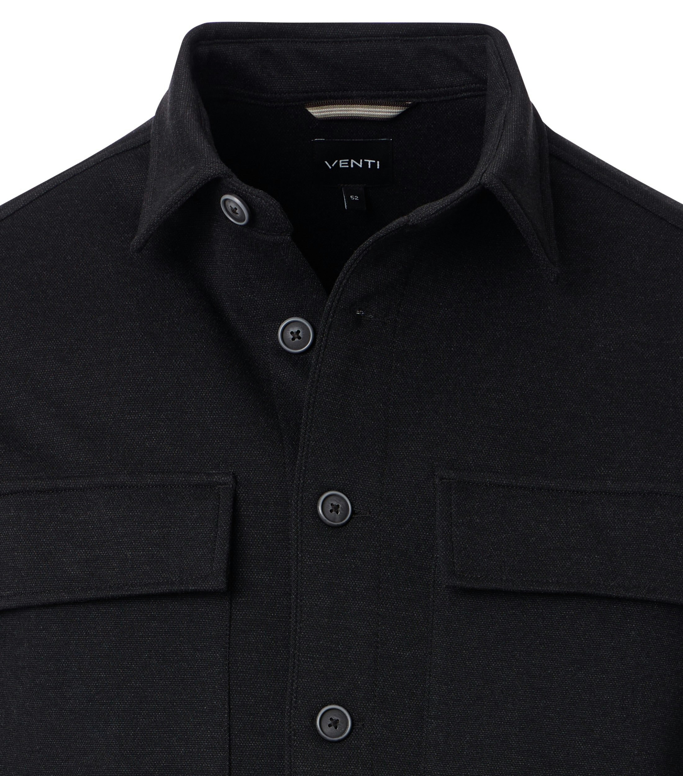 Das Model trägt ein Businesshemd im uni Muster in der Farbe Schwarz