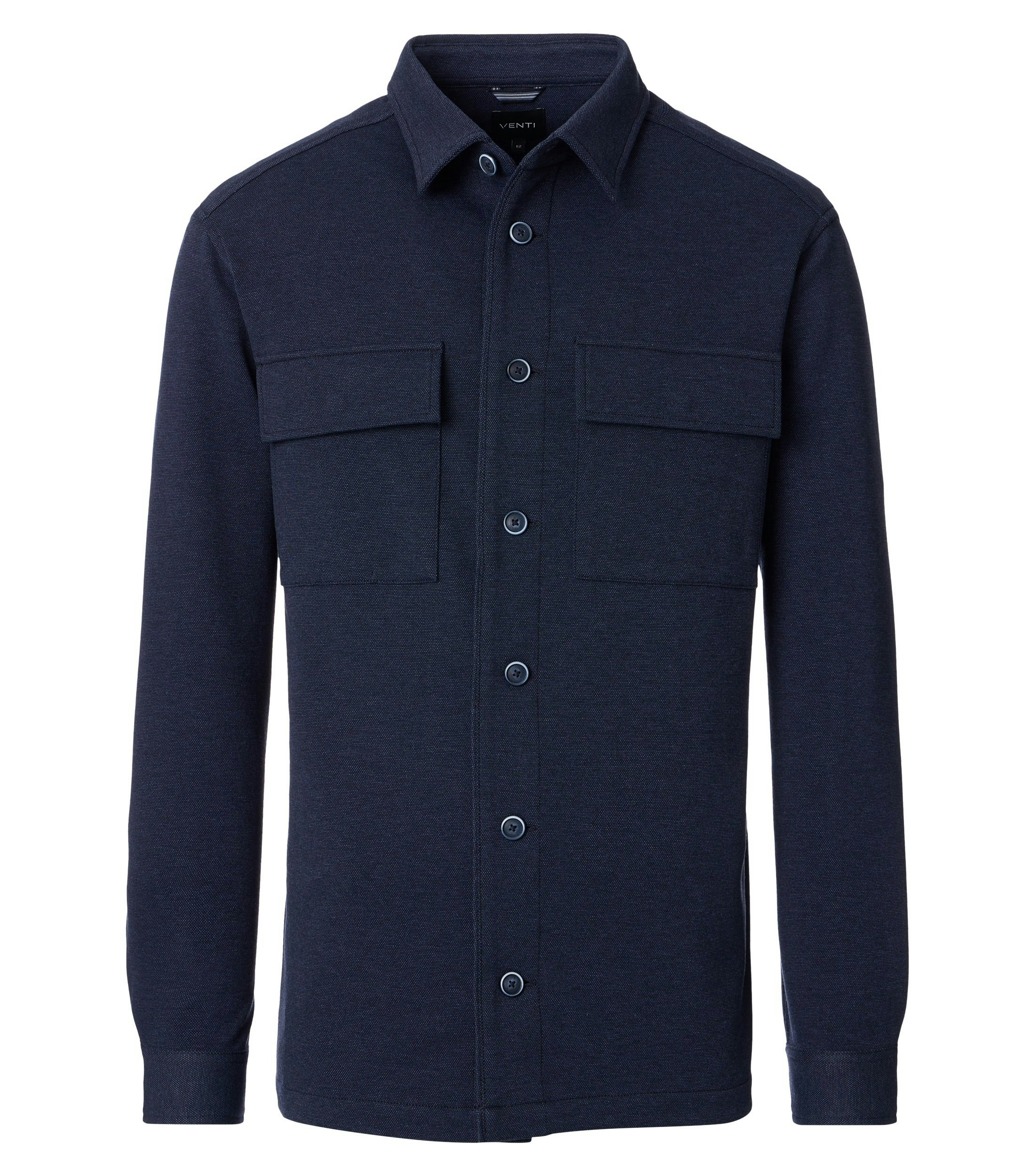 Das Model trägt ein Businesshemd im uni Muster in der Farbe Blau