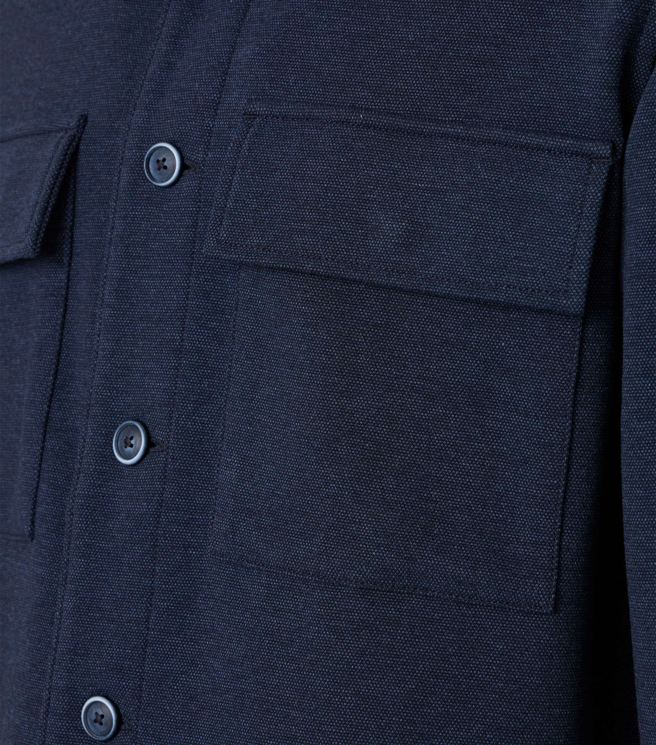 Das Model trägt ein Businesshemd im uni Muster in der Farbe Blau