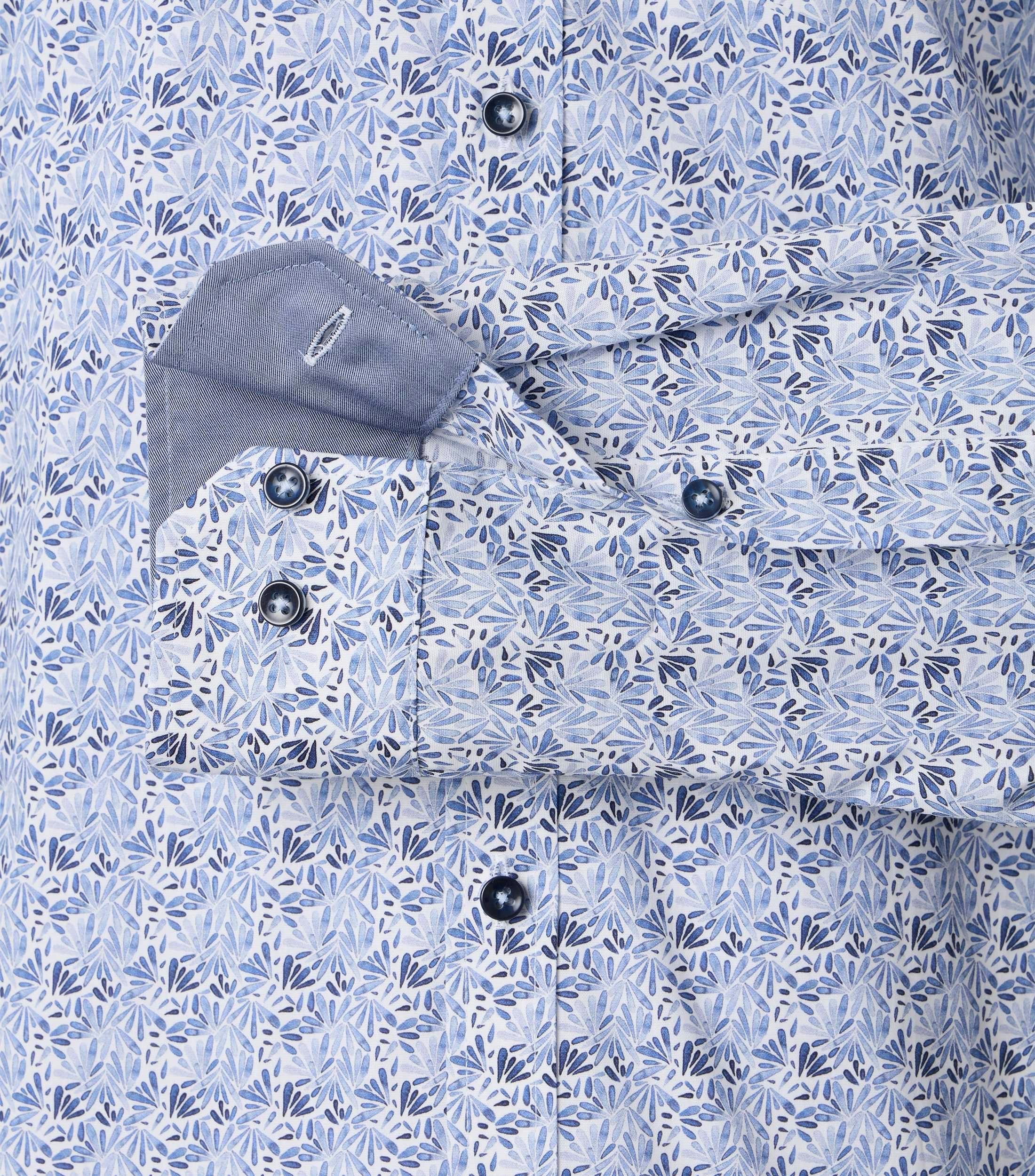 Ein Businesshemd im Print Muster in der Farbe Blau