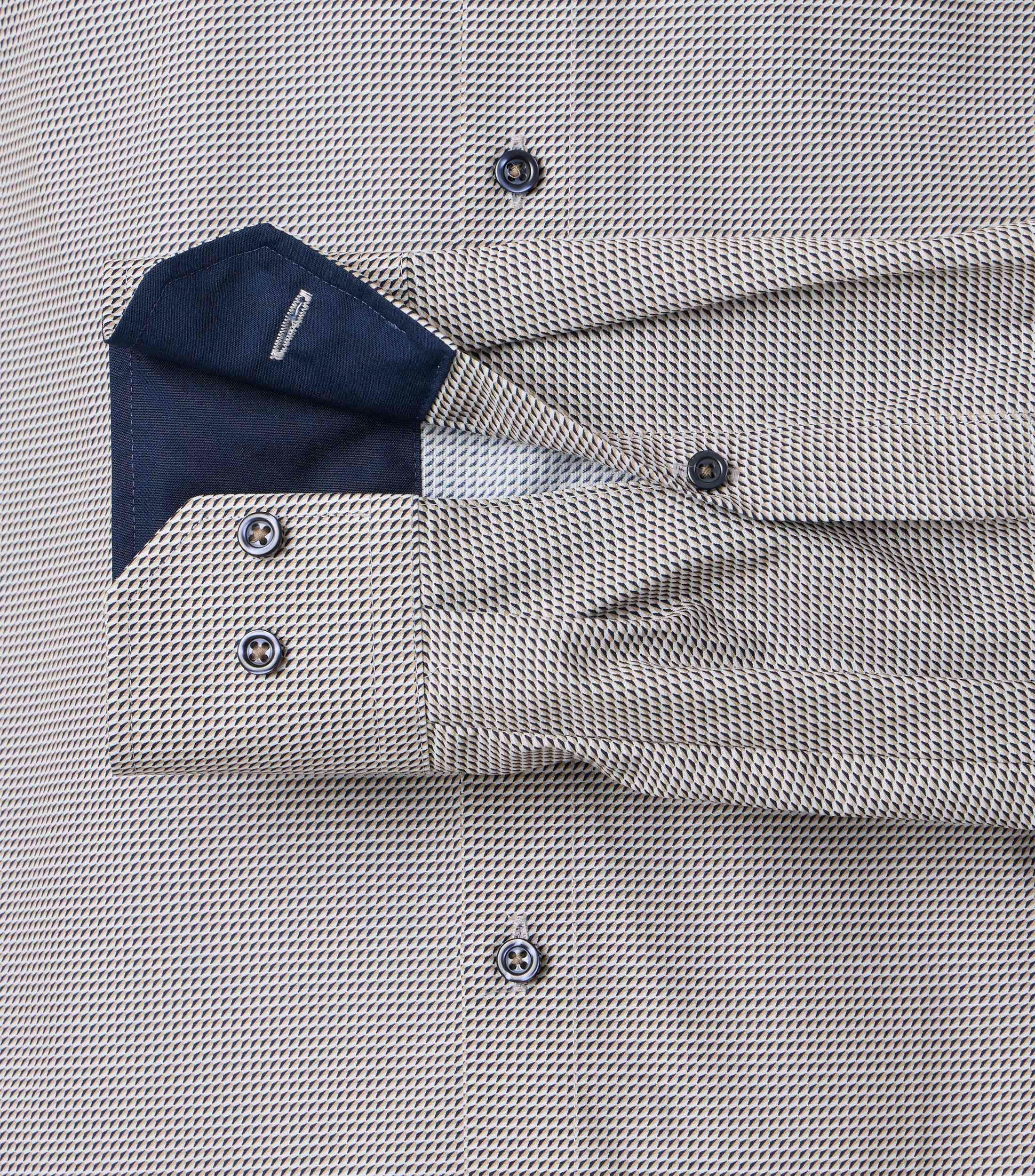 Ein Businesshemd im Print Muster in der Farbe Beige