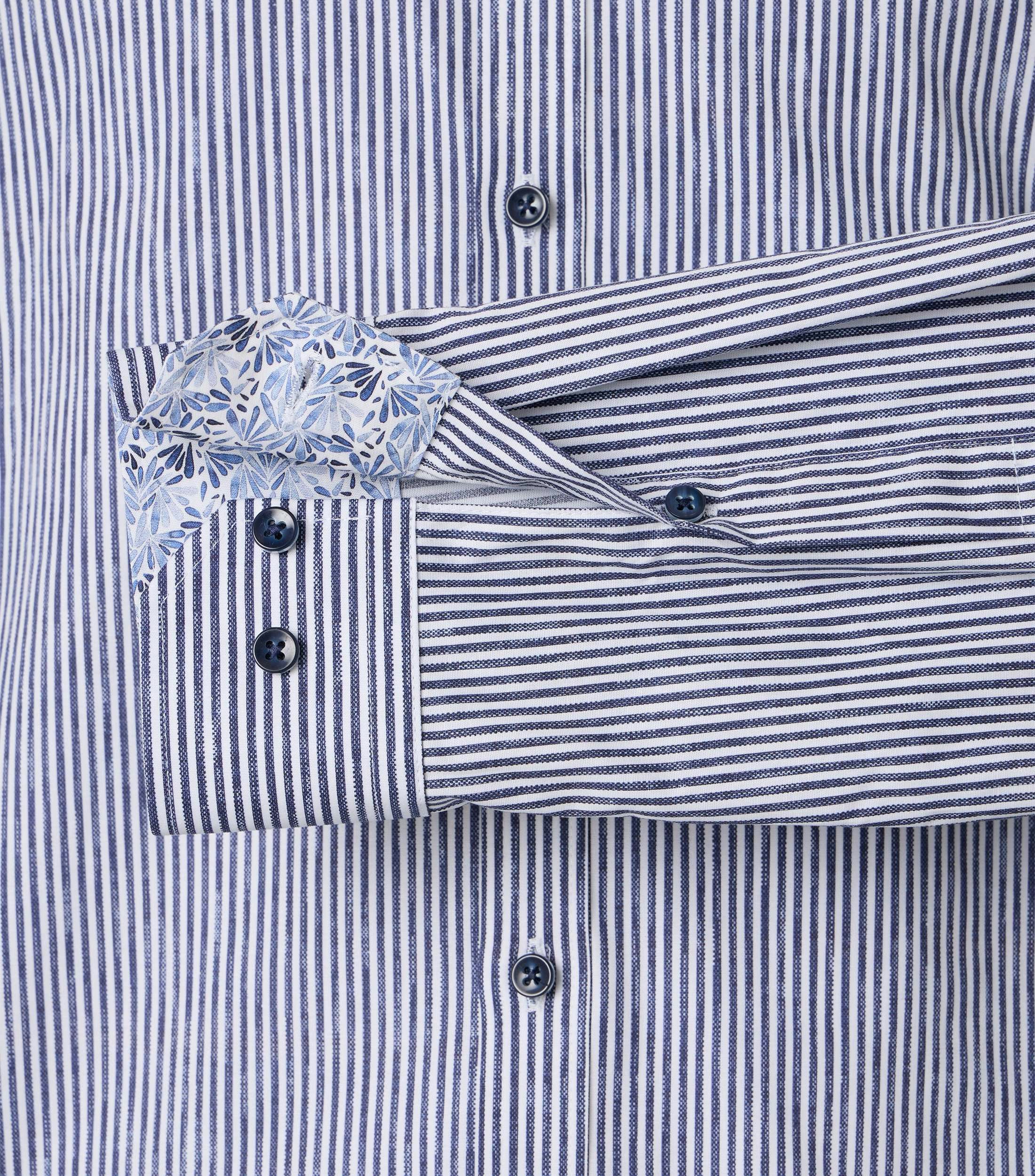 Ein Businesshemd im gestreift Muster in der Farbe Blau