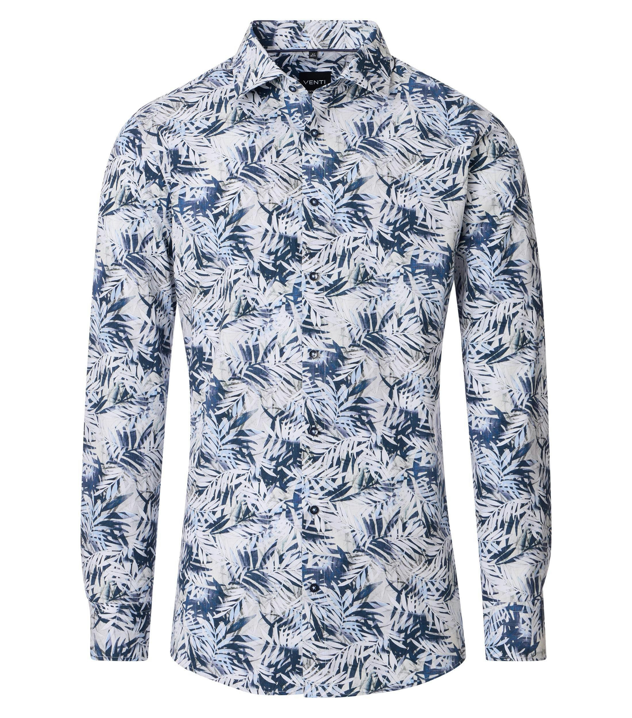 Das Model trägt ein Businesshemd im Print Muster in der Farbe Blau
