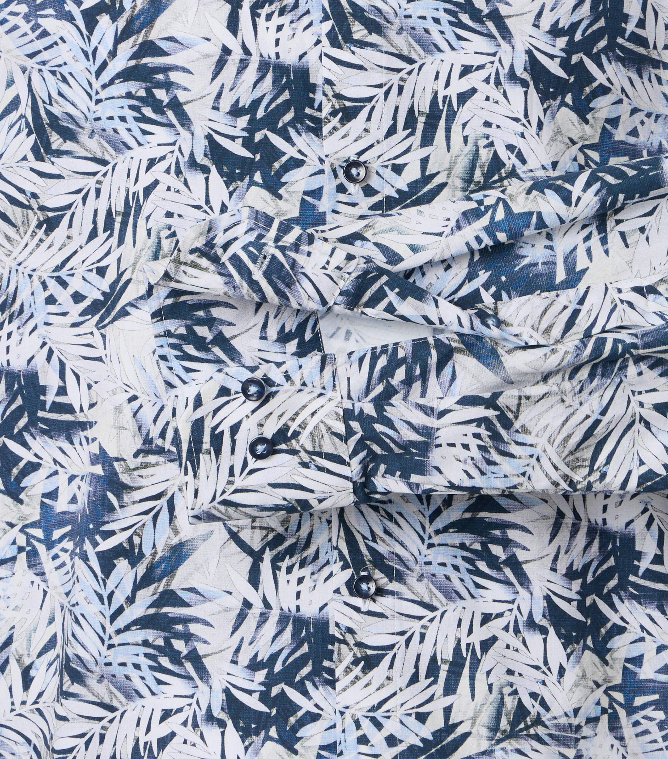 Das Model trägt ein Businesshemd im Print Muster in der Farbe Blau