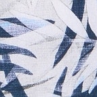 Das Model trägt ein Businesshemd im Print Muster in der Farbe Blau