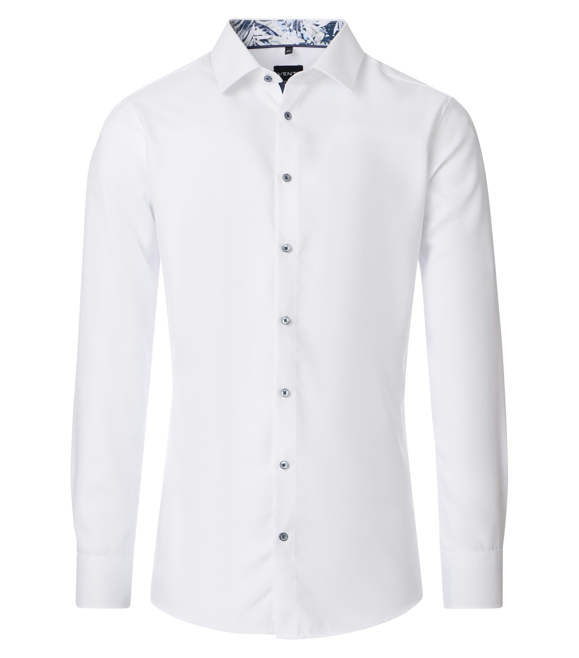 Das Model trägt ein Businesshemd im uni Muster in der Farbe Weiß