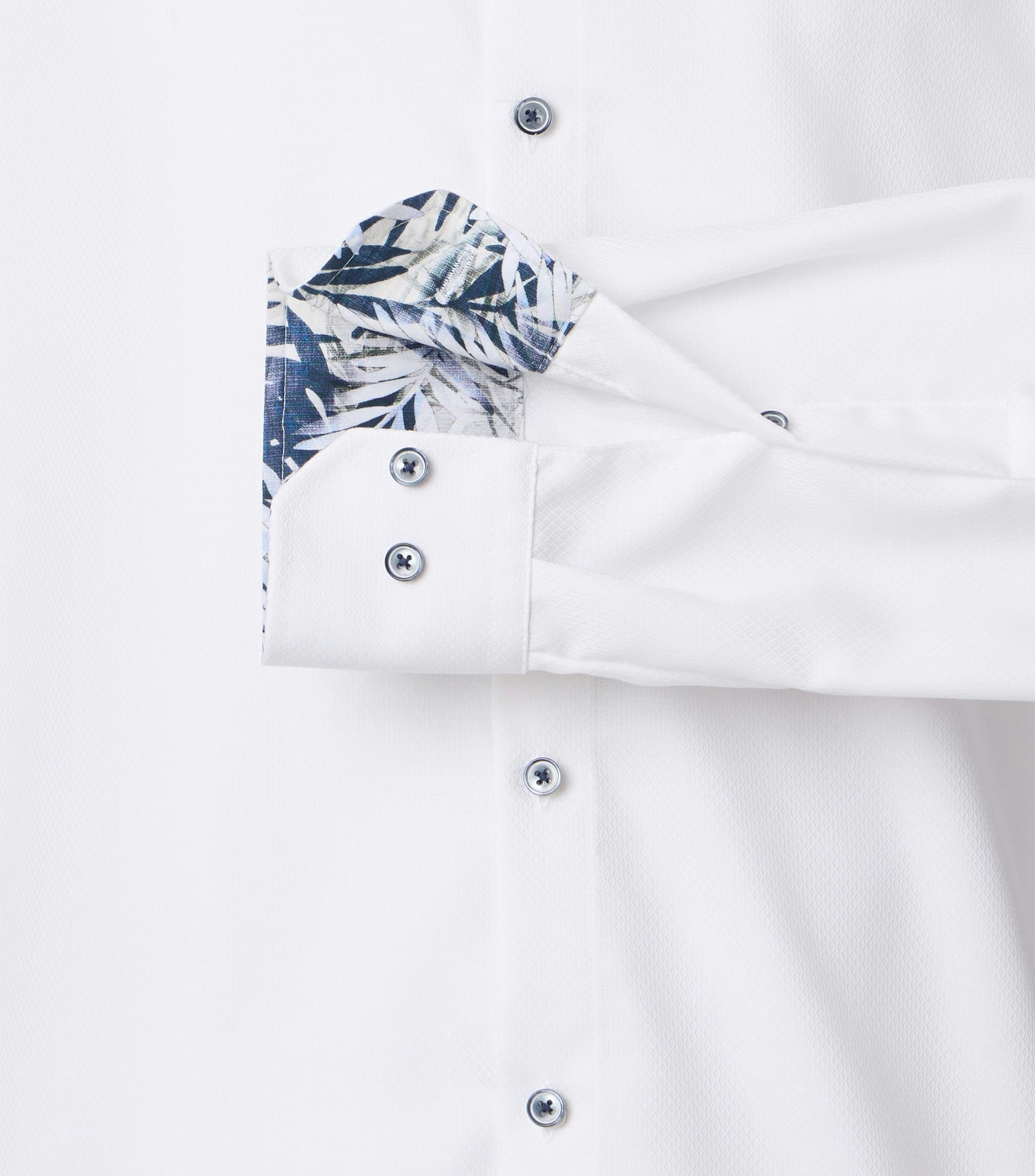 Das Model trägt ein Businesshemd im uni Muster in der Farbe Weiß