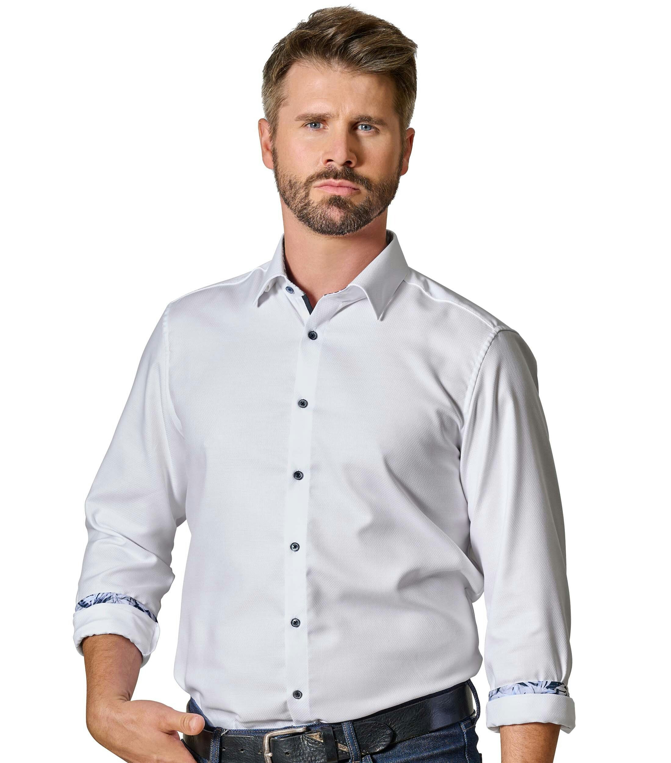 Das Model trägt ein Businesshemd im uni Muster in der Farbe Weiß