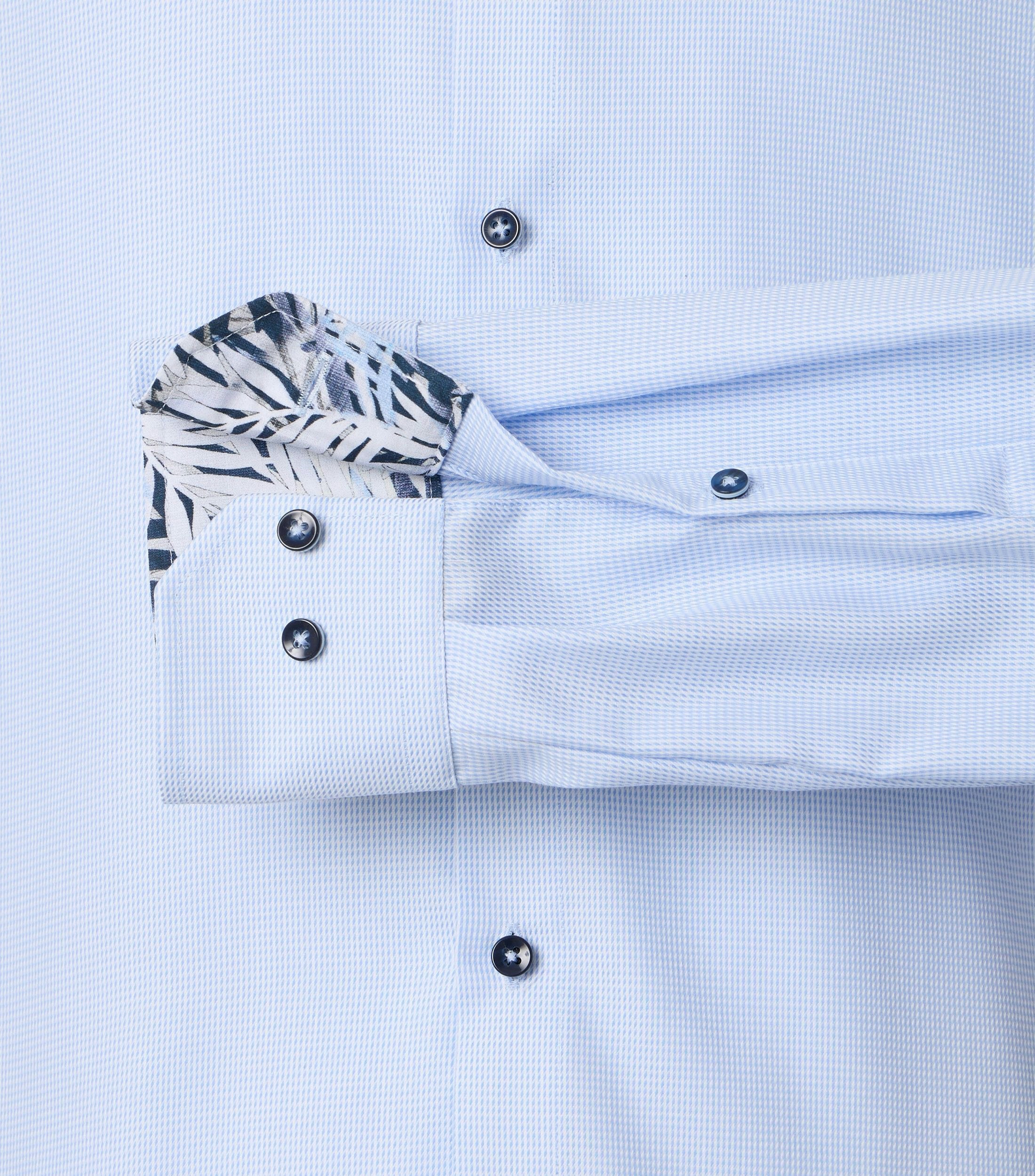 Ein Businesshemd im uni Muster in der Farbe Blau
