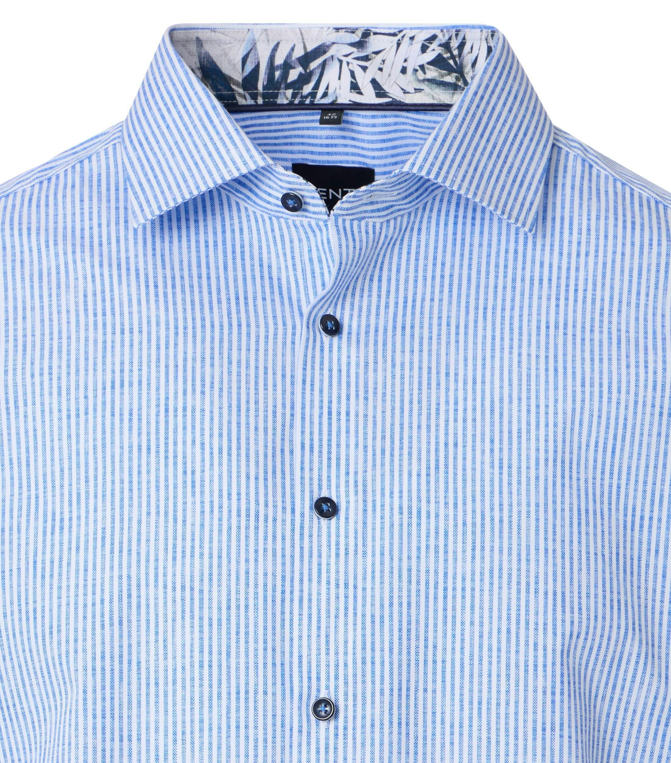 Ein Businesshemd im gestreift Muster in der Farbe Hellblau