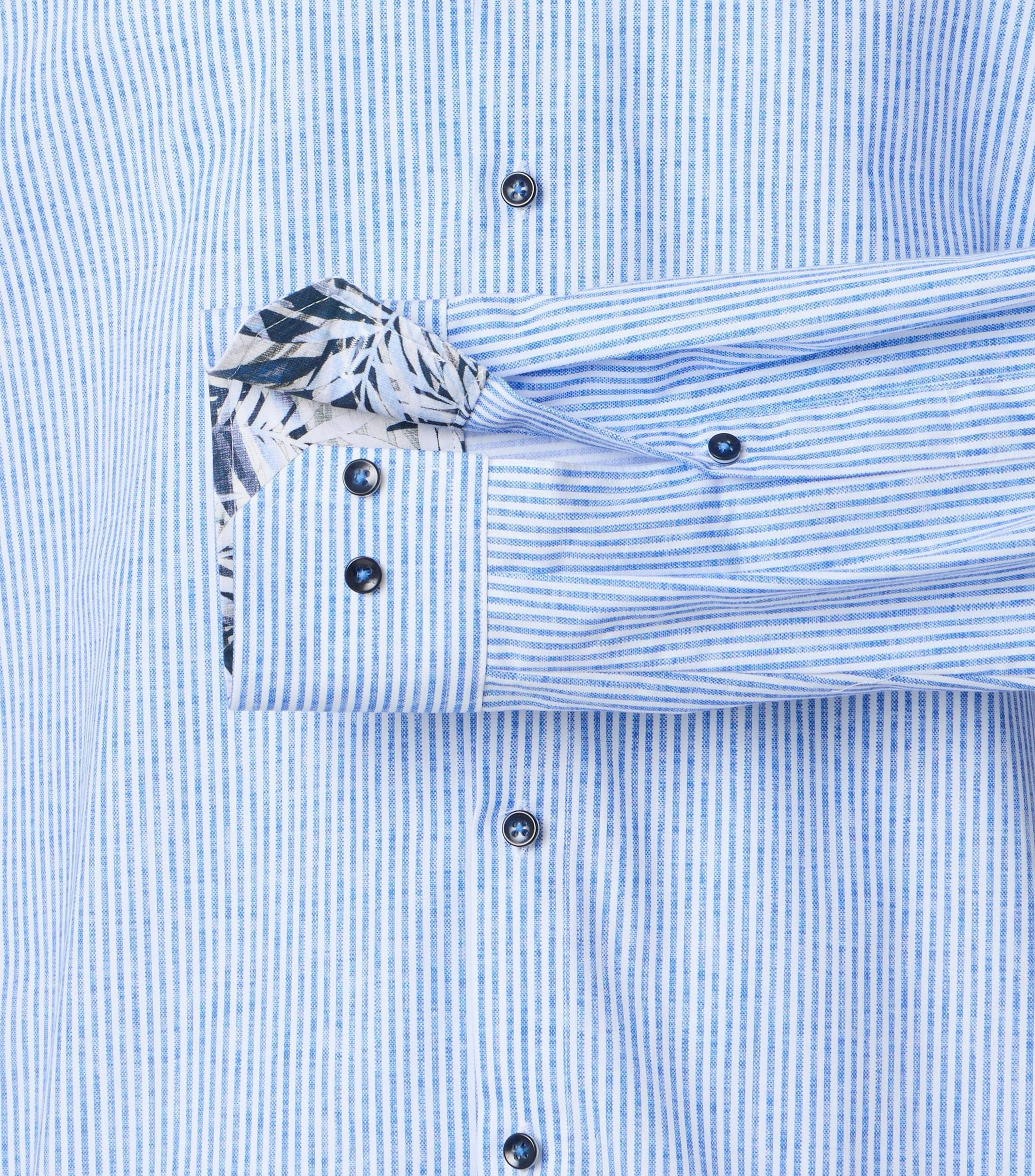 Ein Businesshemd im gestreift Muster in der Farbe Hellblau