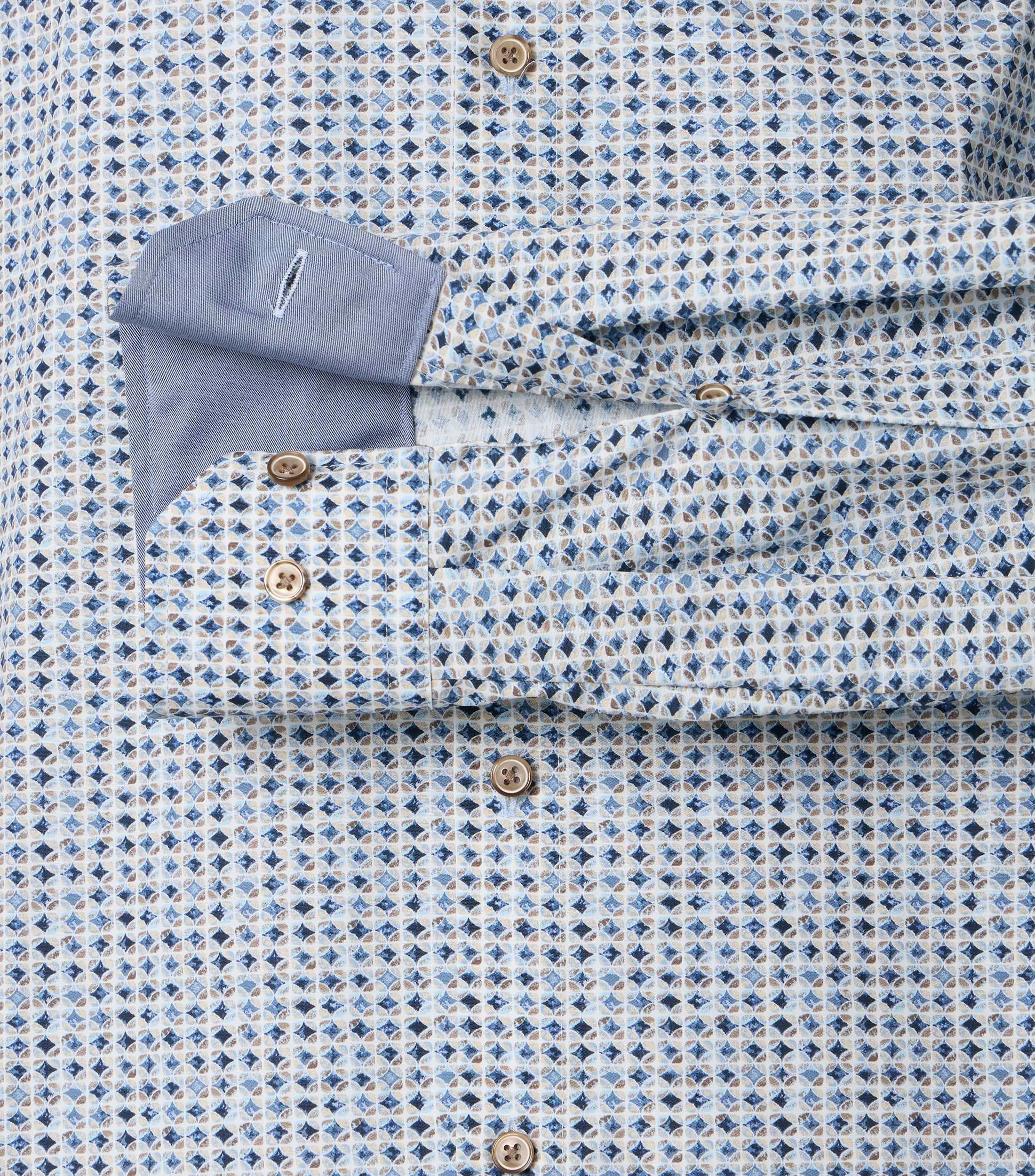 Ein Businesshemd im Print Muster in der Farbe Blau