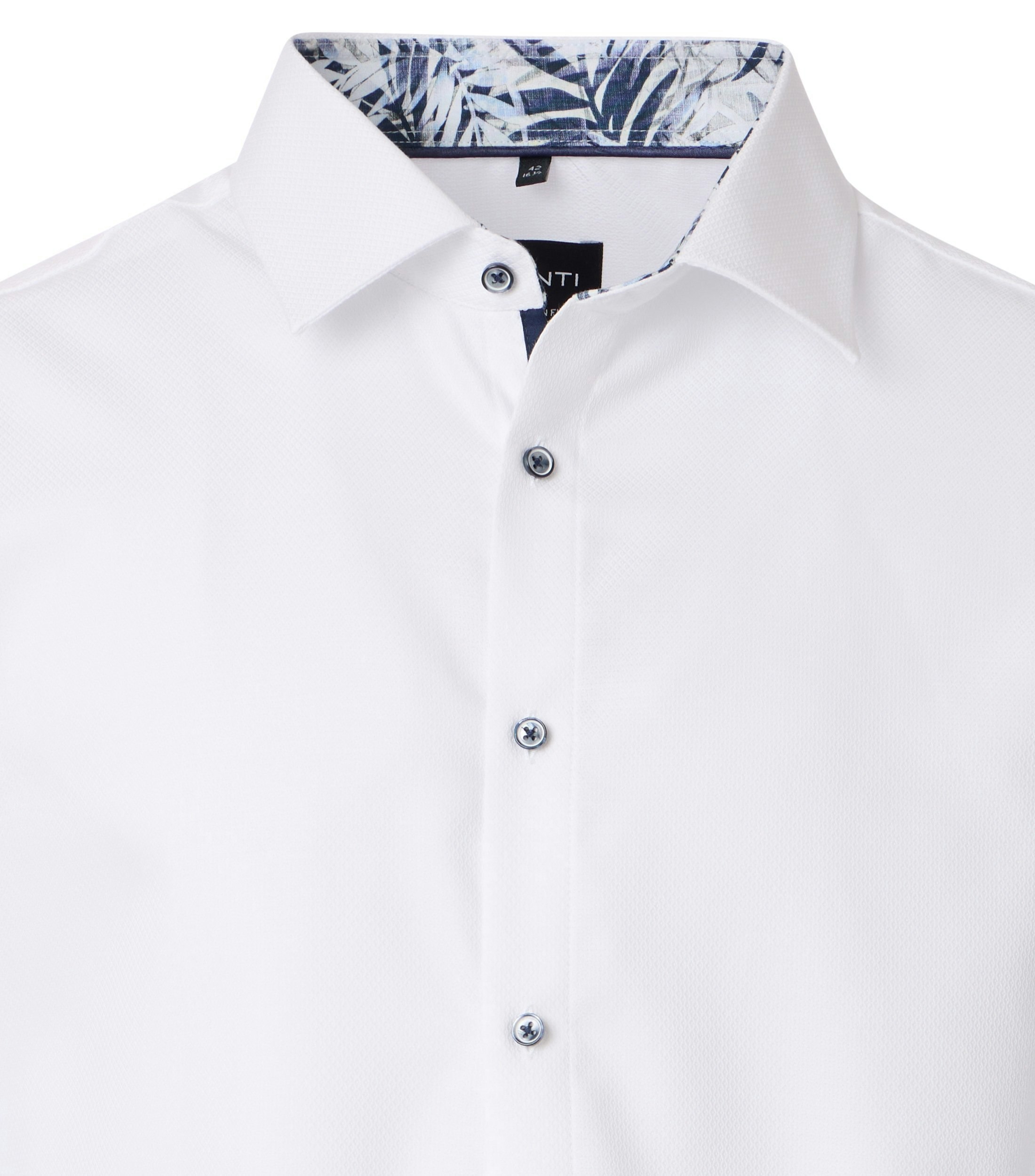 Ein Businesshemd im uni Muster in der Farbe Weiß