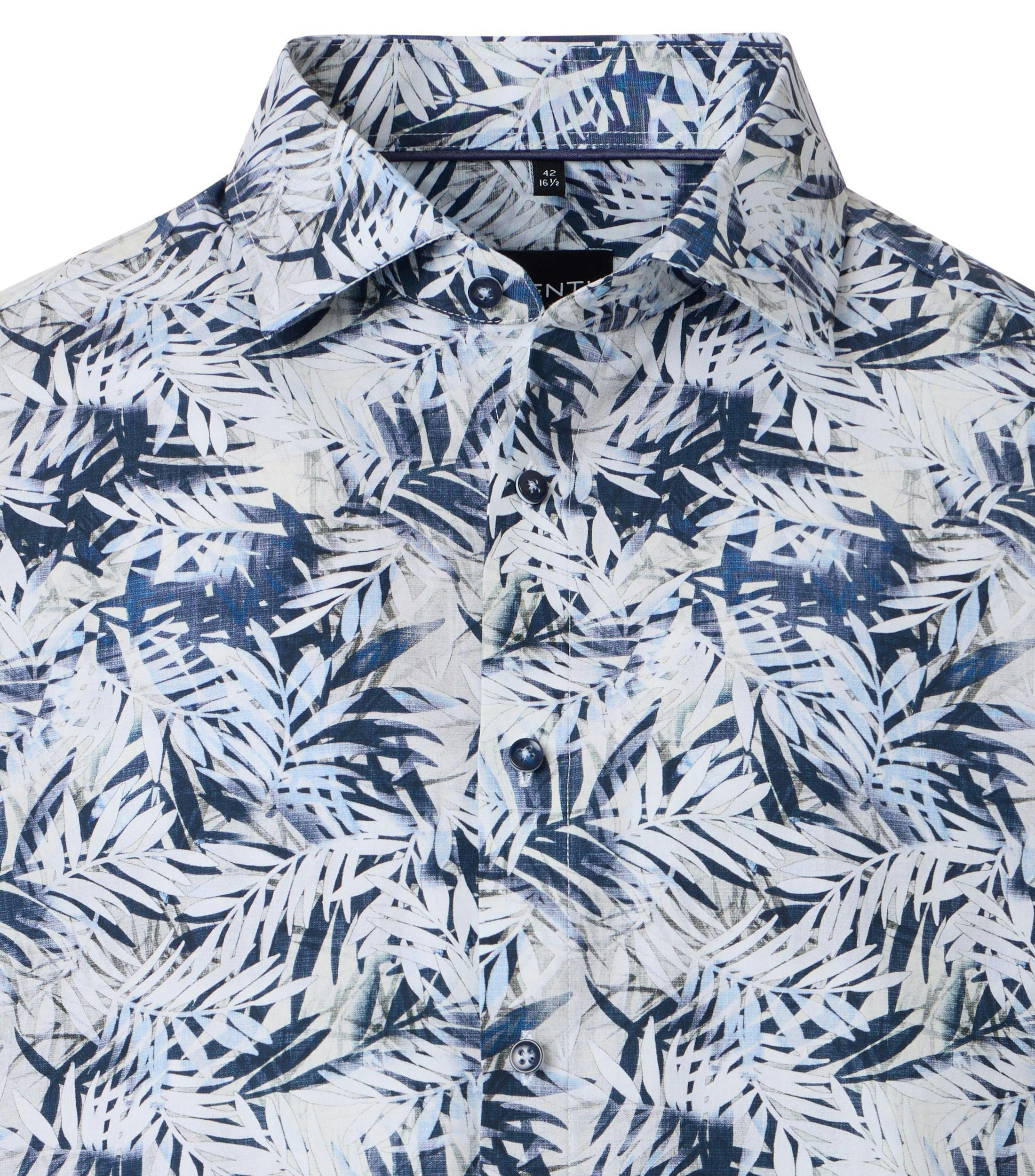 Ein Businesshemd im Print Muster in der Farbe Blau