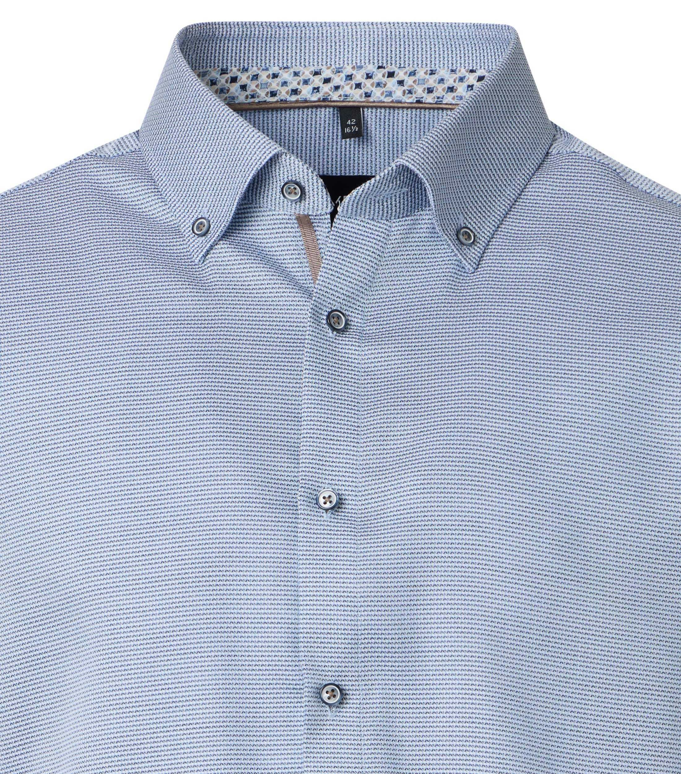 Ein Businesshemd im uni Muster in der Farbe Blau