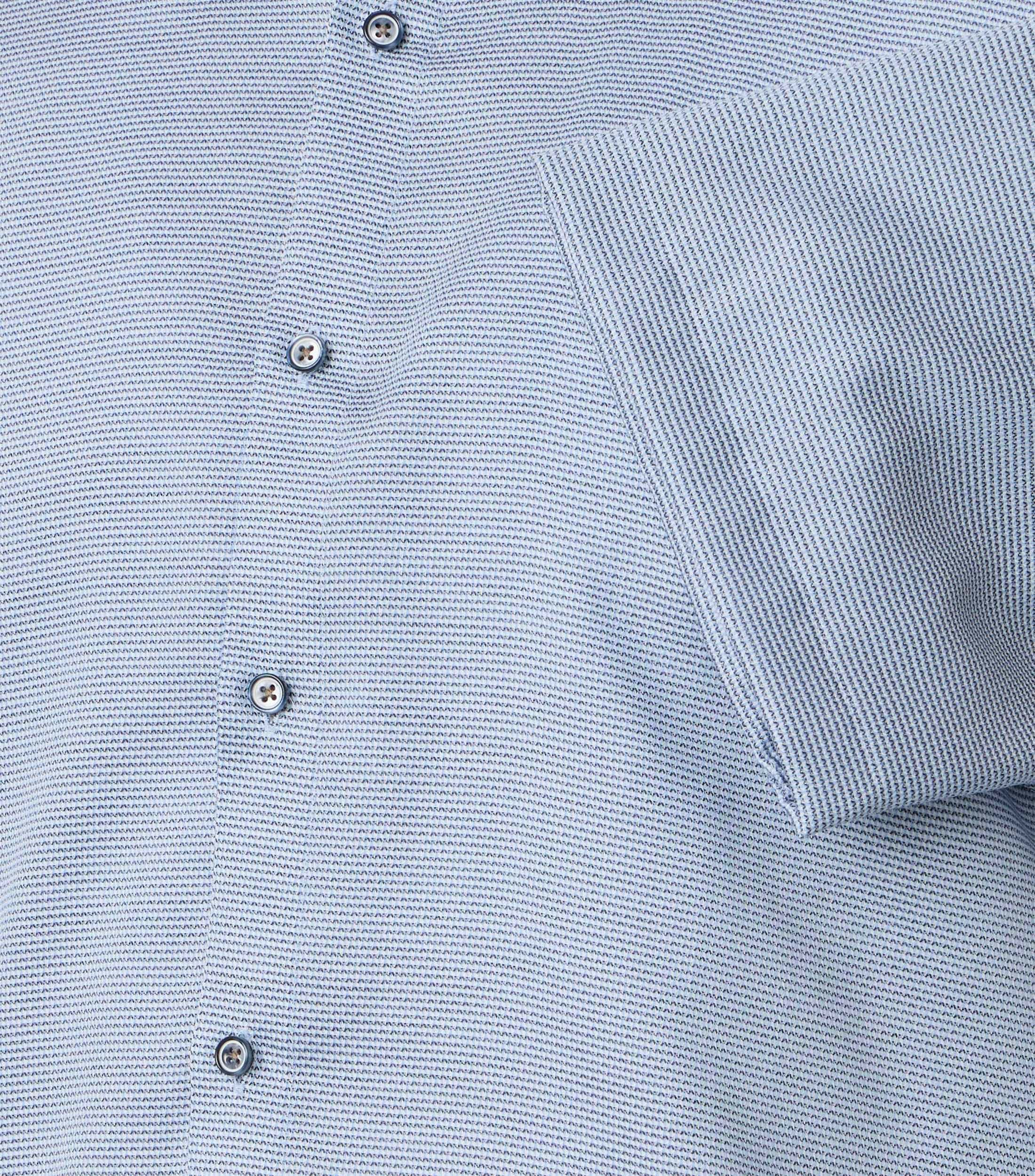 Ein Businesshemd im uni Muster in der Farbe Blau